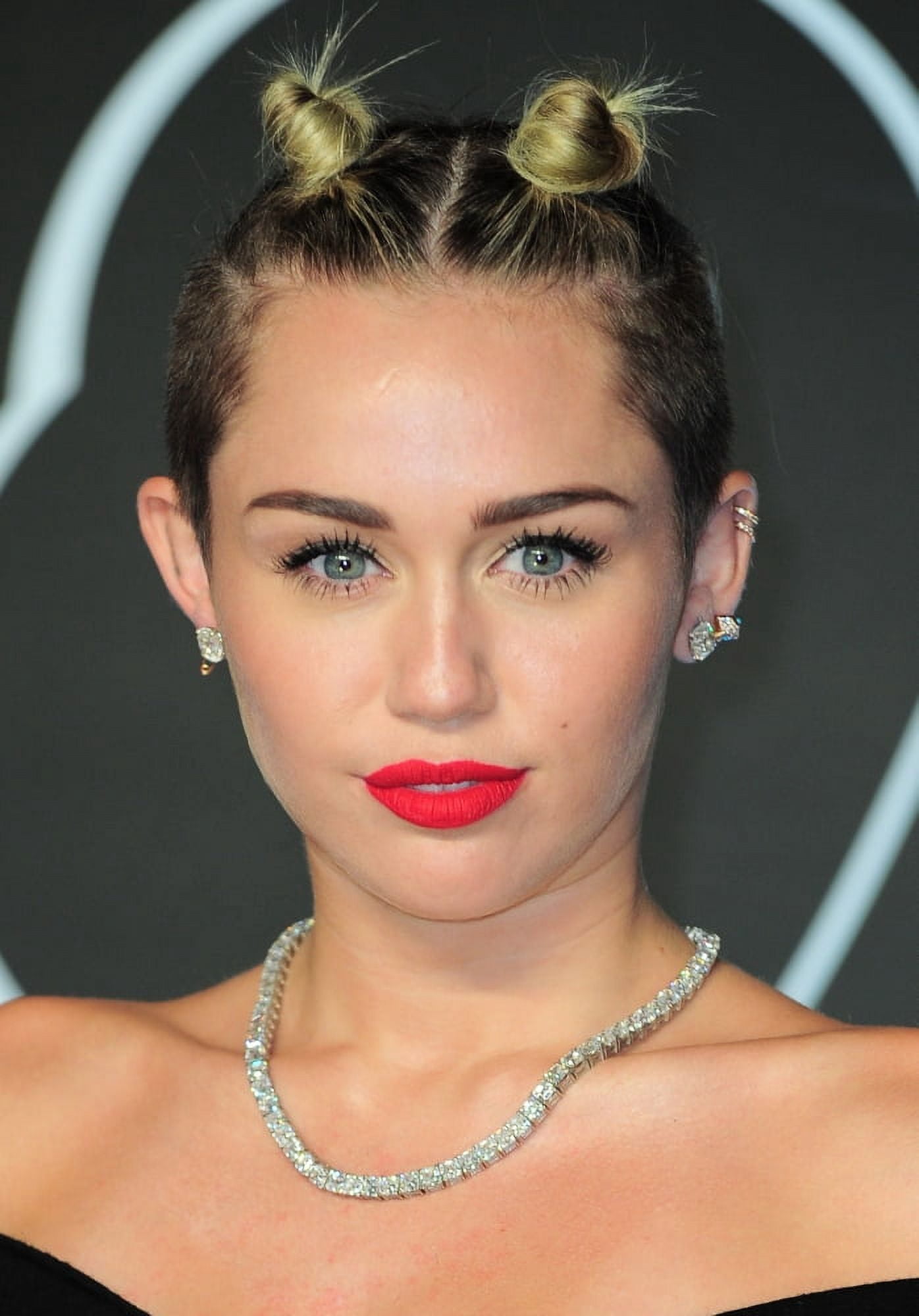 Miley Cyrus At Arrivals For Mtv Video Music Awards - 2013 Vmas - Part 1 Canvas Art - (16 x 20)