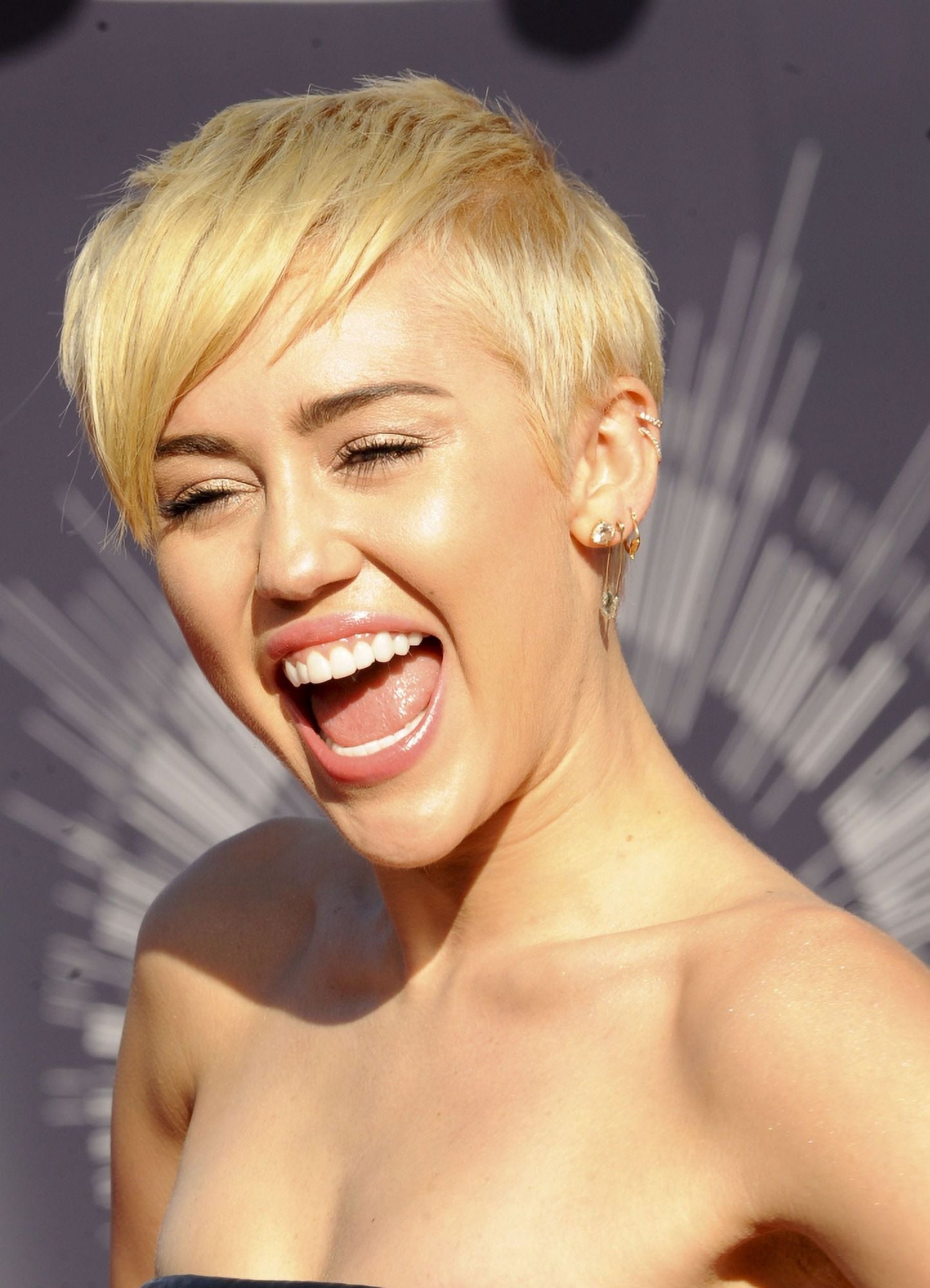 Miley Cyrus At Arrivals For Mtv Video Music Awards (Vma) 2014 Canvas Art - (16 x 20)