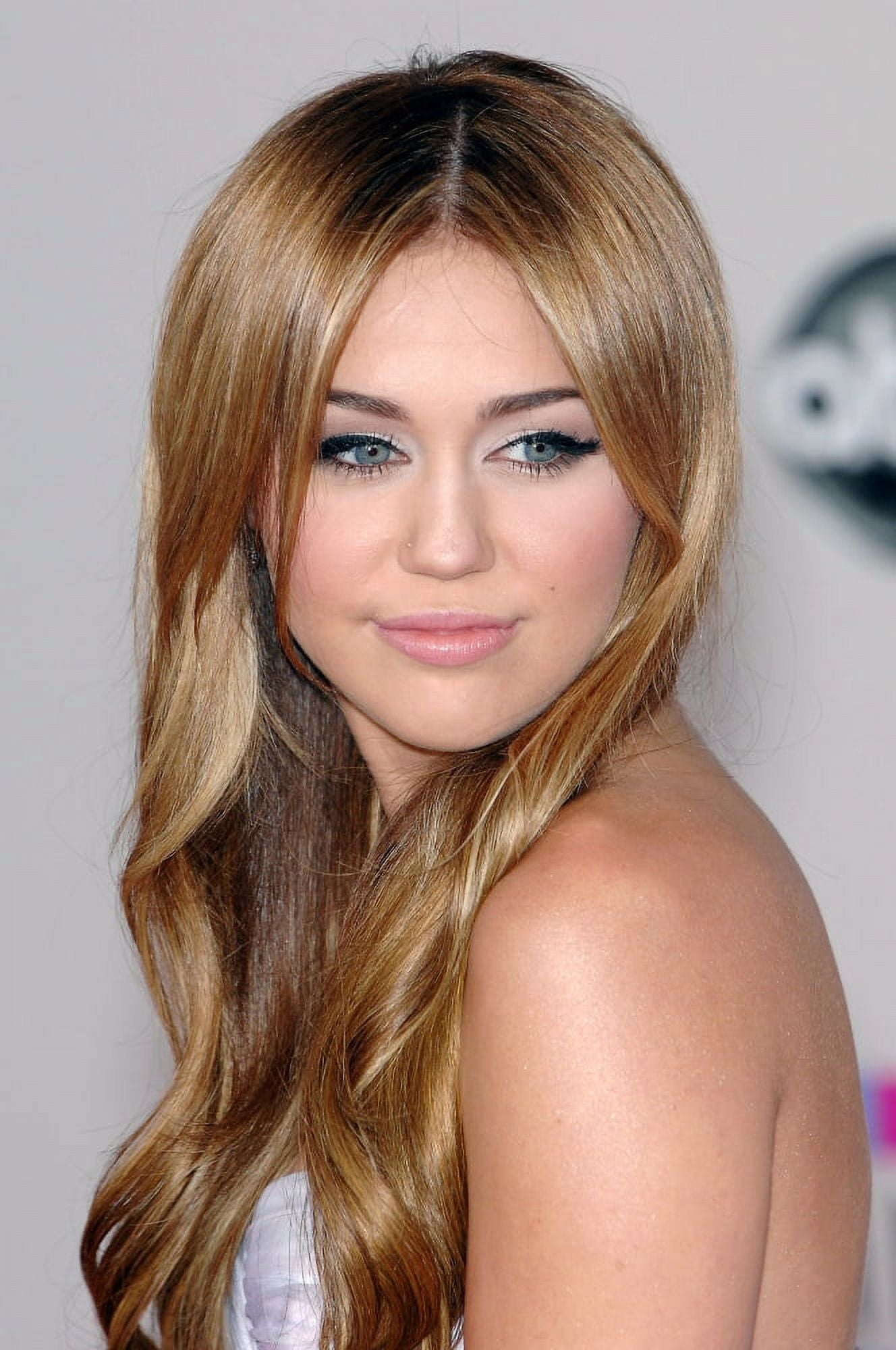 Miley Cyrus At Arrivals For The 37Th Annual American Music Awards (2010 AmaS) - Arrivals Canvas Art -  (16 x 20)