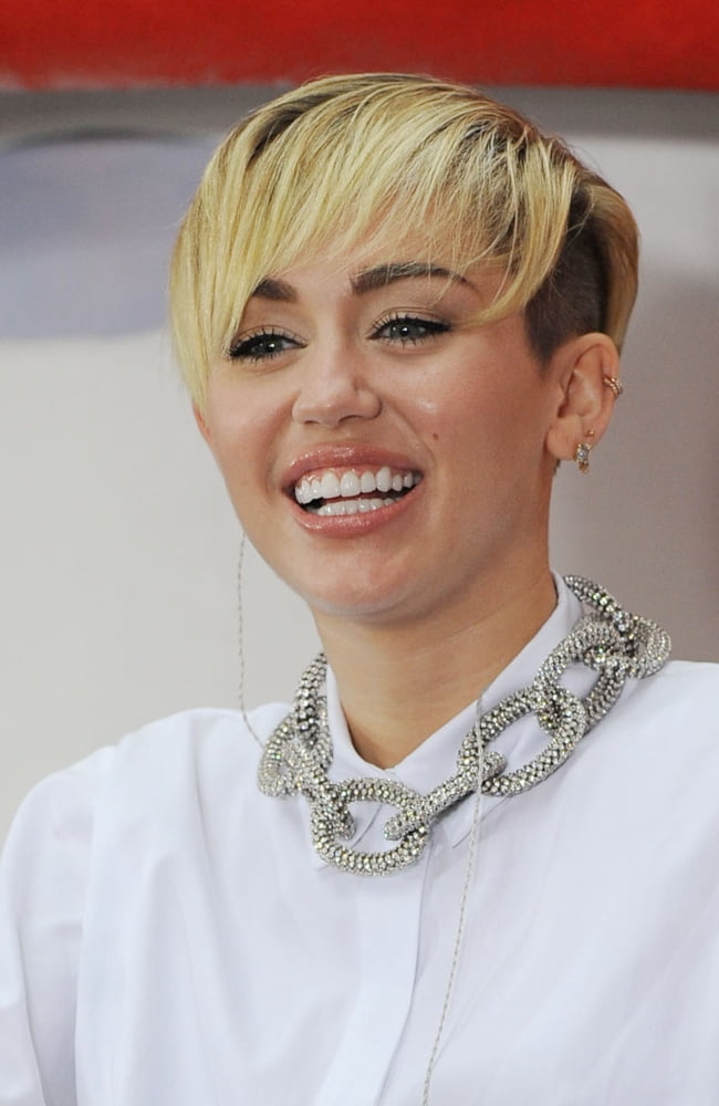 Miley Cyrus On Stage For Nbc Today Show Concert With Miley Cyrus Canvas Art - (16 x 20)