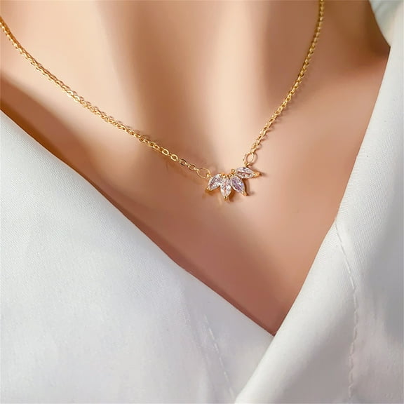 Minimalist Diamond Maple Leaf Necklaces for Women Sweet Fashion Gold Silver Clavicle Chain Rhinestone Choker Jewelry Gift