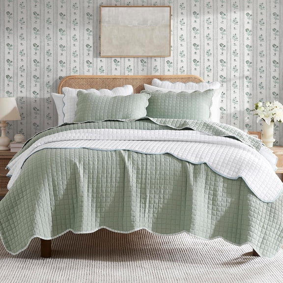 Mist Sage Queen Size Quilt Bedding Set with Scalloped Edge and 2 Pillow Shams