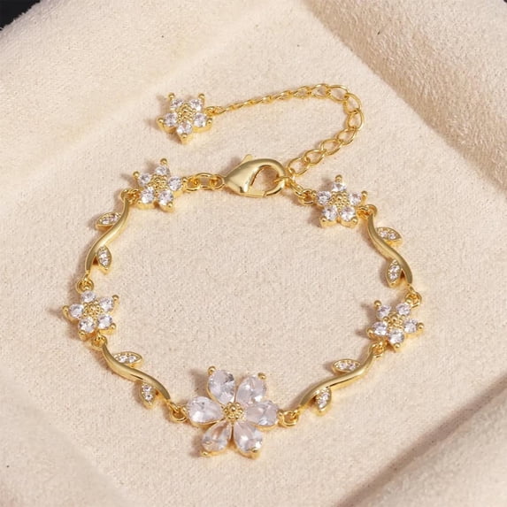 Mnhhatv Floral Exquisite Zirconia Petal Bracelet, Personalized Fashion Jewelry, Elegant Floral Design with Brilliance, Perfect for Special Occasions, Ideal Gift for Loved Ones and Fashion Enthusiasts