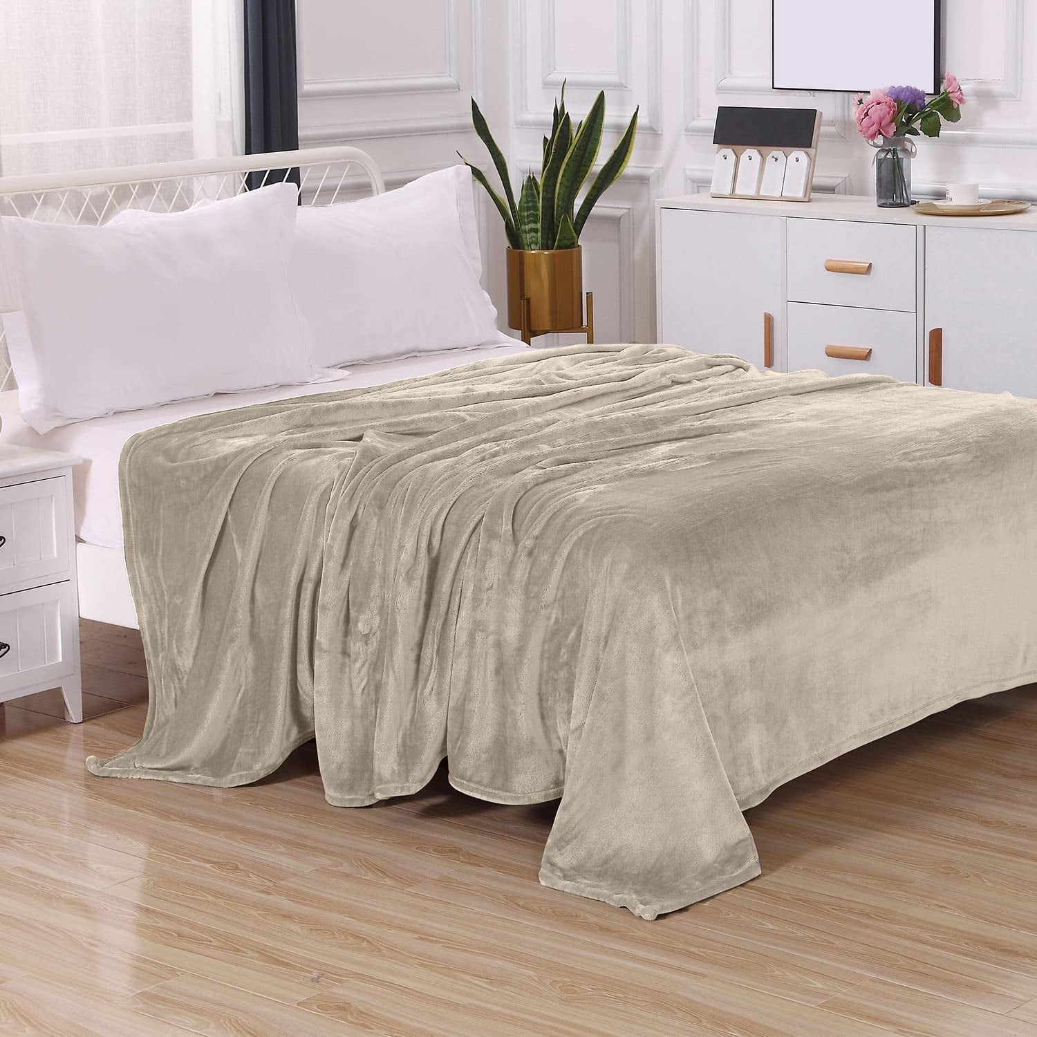 Mocassi Flannel Fleece Throw Blanket, Solid Print, Lightweight and Cozy Material, All Season Suitable, Full/Queen, Cream