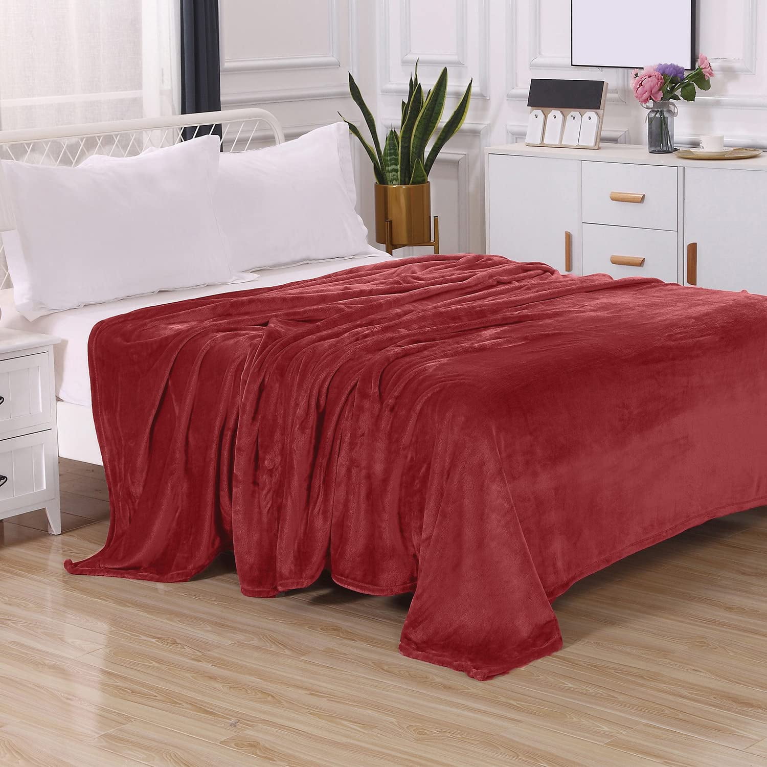 Mocassi Luxury Velvety Feel Blanket, All-Season Lightweight Blanket, Ultra Plush, Soft, Cozy-Fuzzy Flannel Fleece for Couch, Sofa, Bed, Travel, Solid Design, Twin/Twin XL, Burgundy