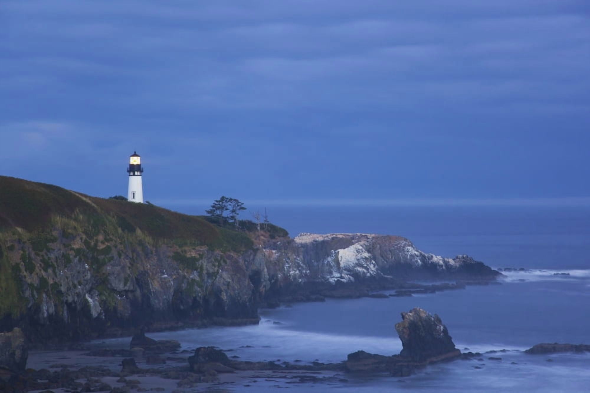 Morning Light Over Yaquina Head Lighthouse Newport Oregon United States of America Canvas Art - Craig Tuttle Design Pics (38 x 24)