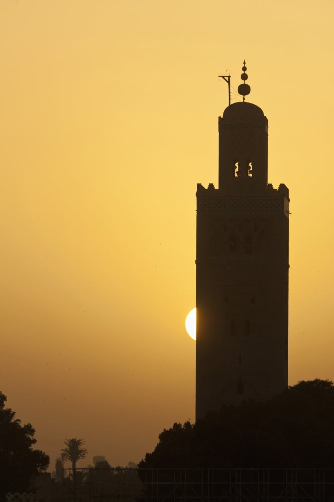 Morocco Sun setting behind minaret of Koutoubia mosque Marrakesh Canvas Art - Ian Cumming Design Pics (12 x 19)