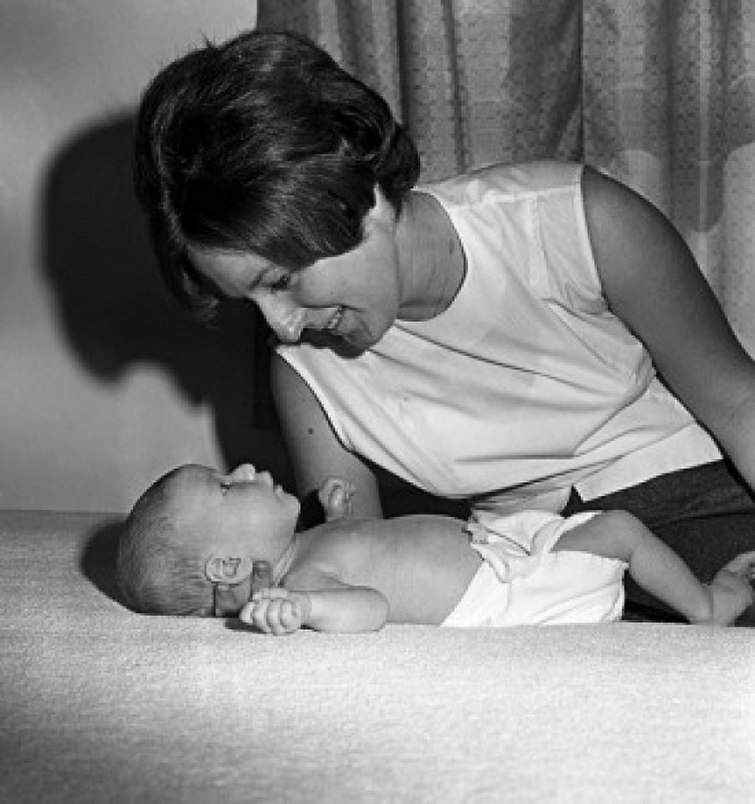 Mother and baby face to face Canvas Art - (18 x 24)