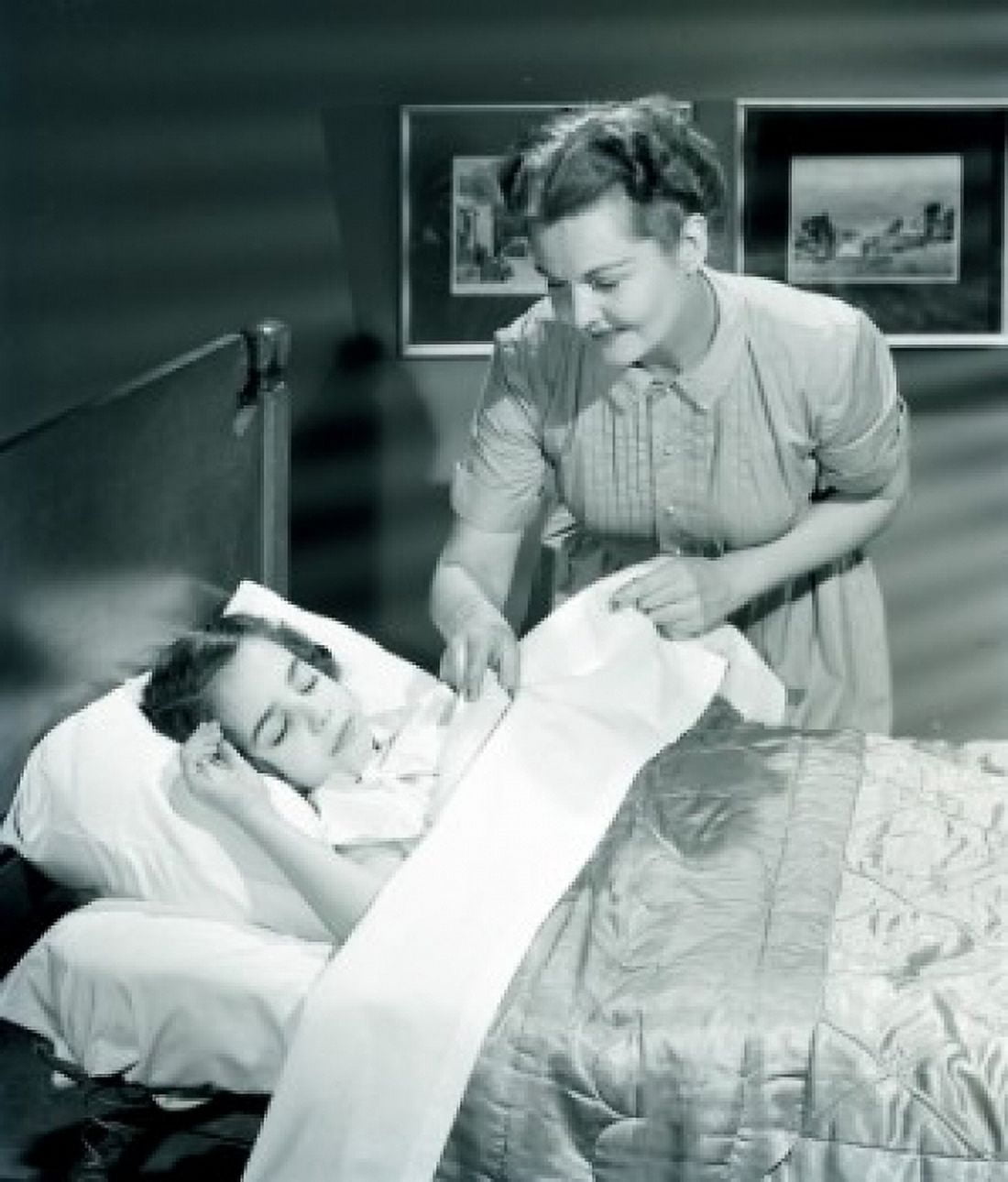 Mother with daughter sleeping in bed Canvas Art - (18 x 24)