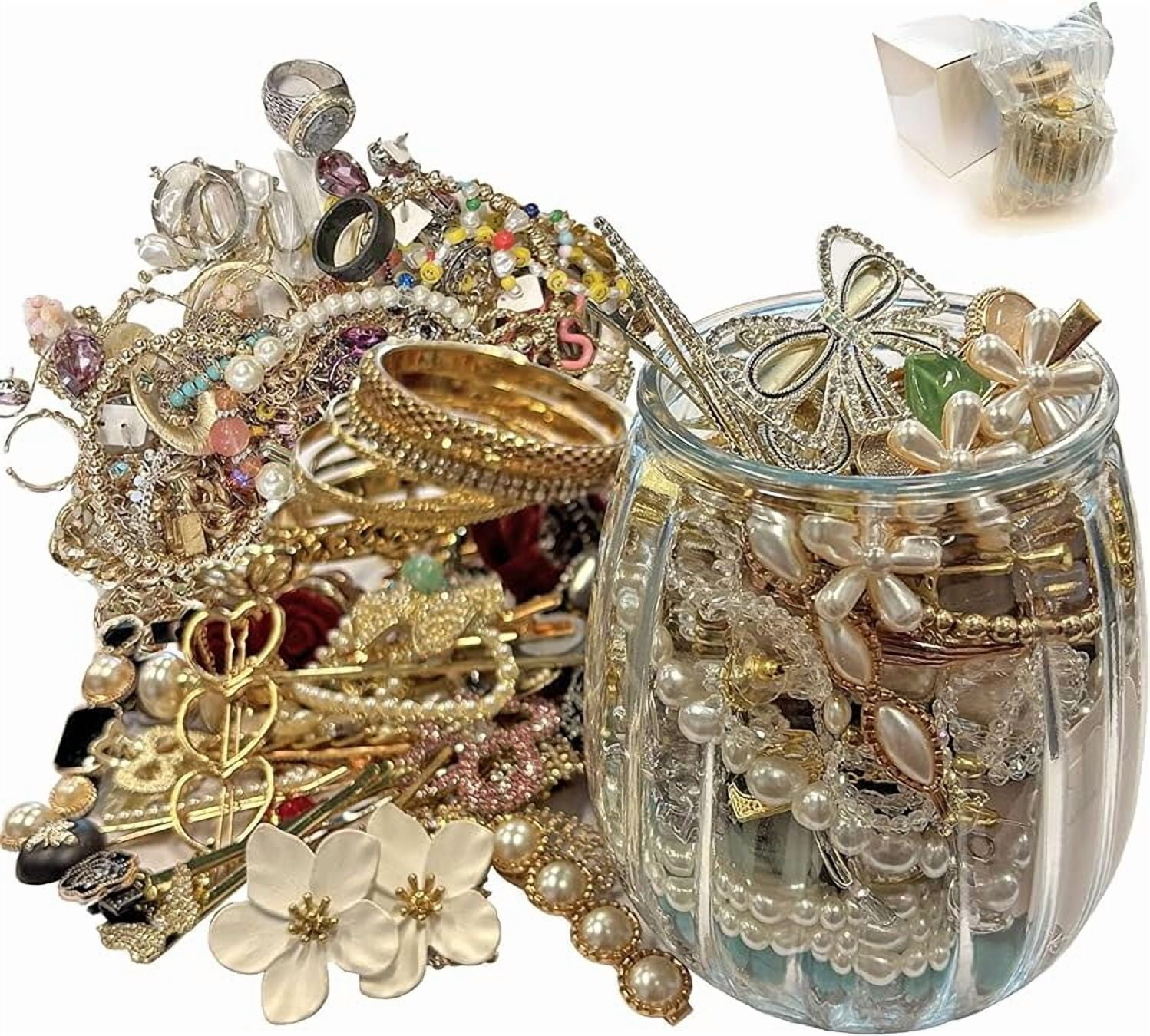 Vandaag ben ik bezig geweest met het maken van een aantal trendy mystery jewelry jars , elke jar bevat meer 45 stuks hele en draagbare sieraden. We hebben de thema’s zilver , goud , gothic , en