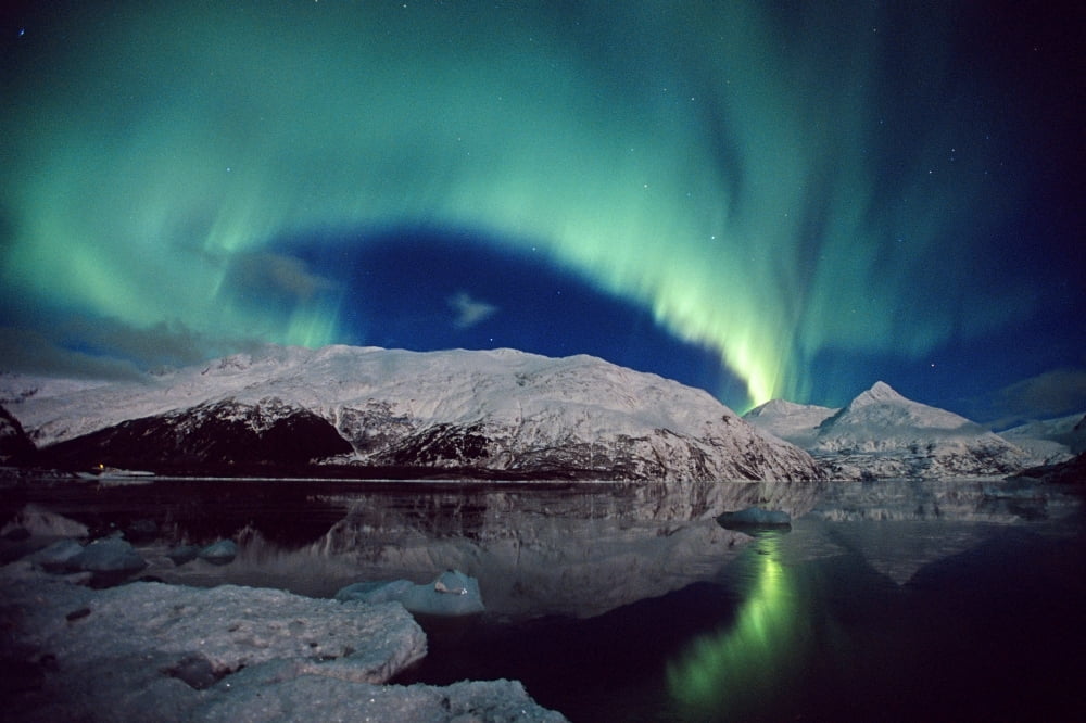 N Lights Over Portage Lake & Chugach Mtns Sc Ak Winter Canvas Art - Daryl Pederson Design Pics (17 x 11)