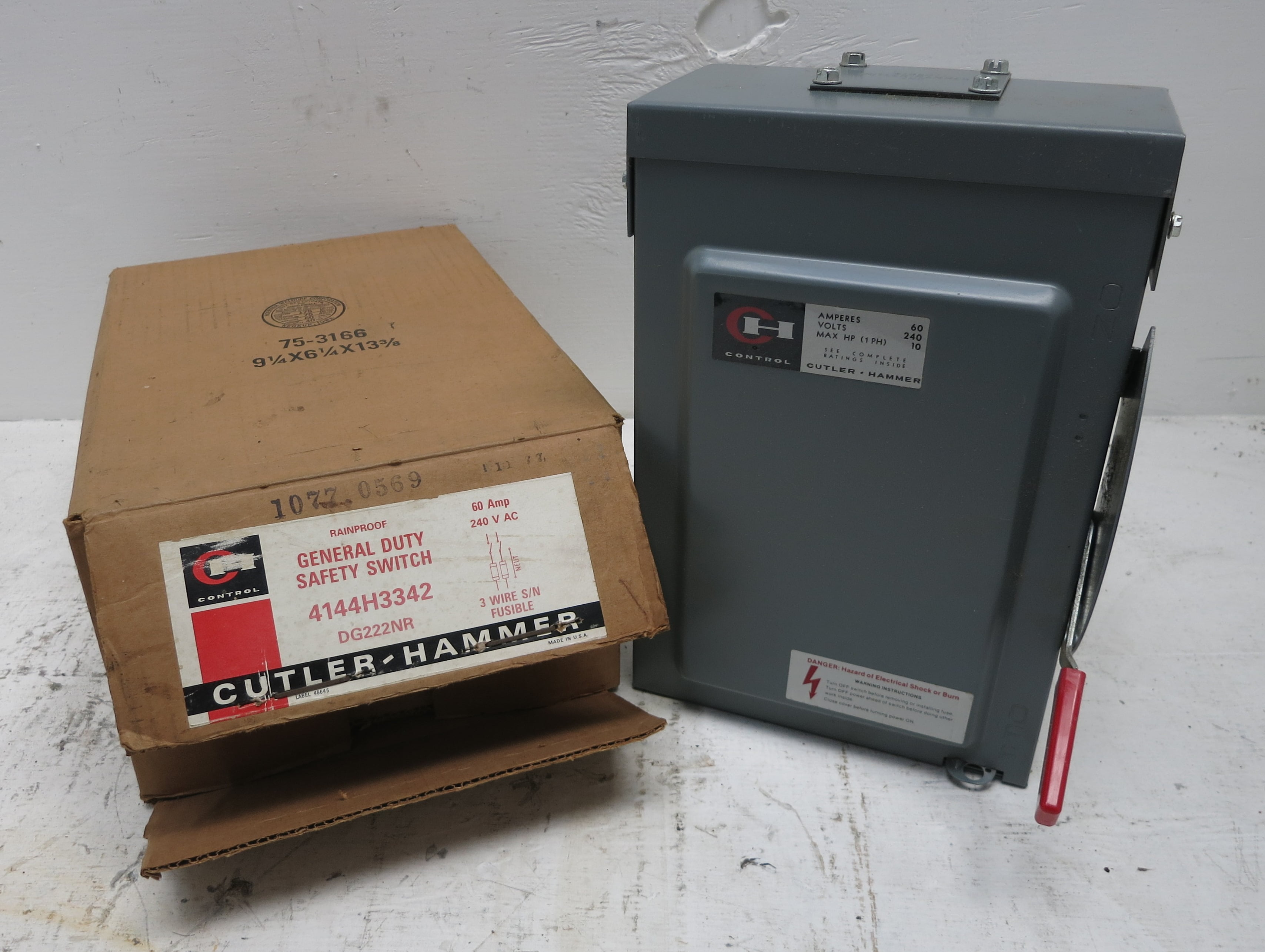 NEW Cutler Hammer DG222NR 60A 240V Fusible Safety Switch Disconnect 1PH