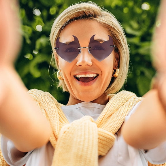 NIAIZEK Stylish Heart-Shaped Frameless Sunglasses for Women, PC Lens with Metal Frame, 1 Set