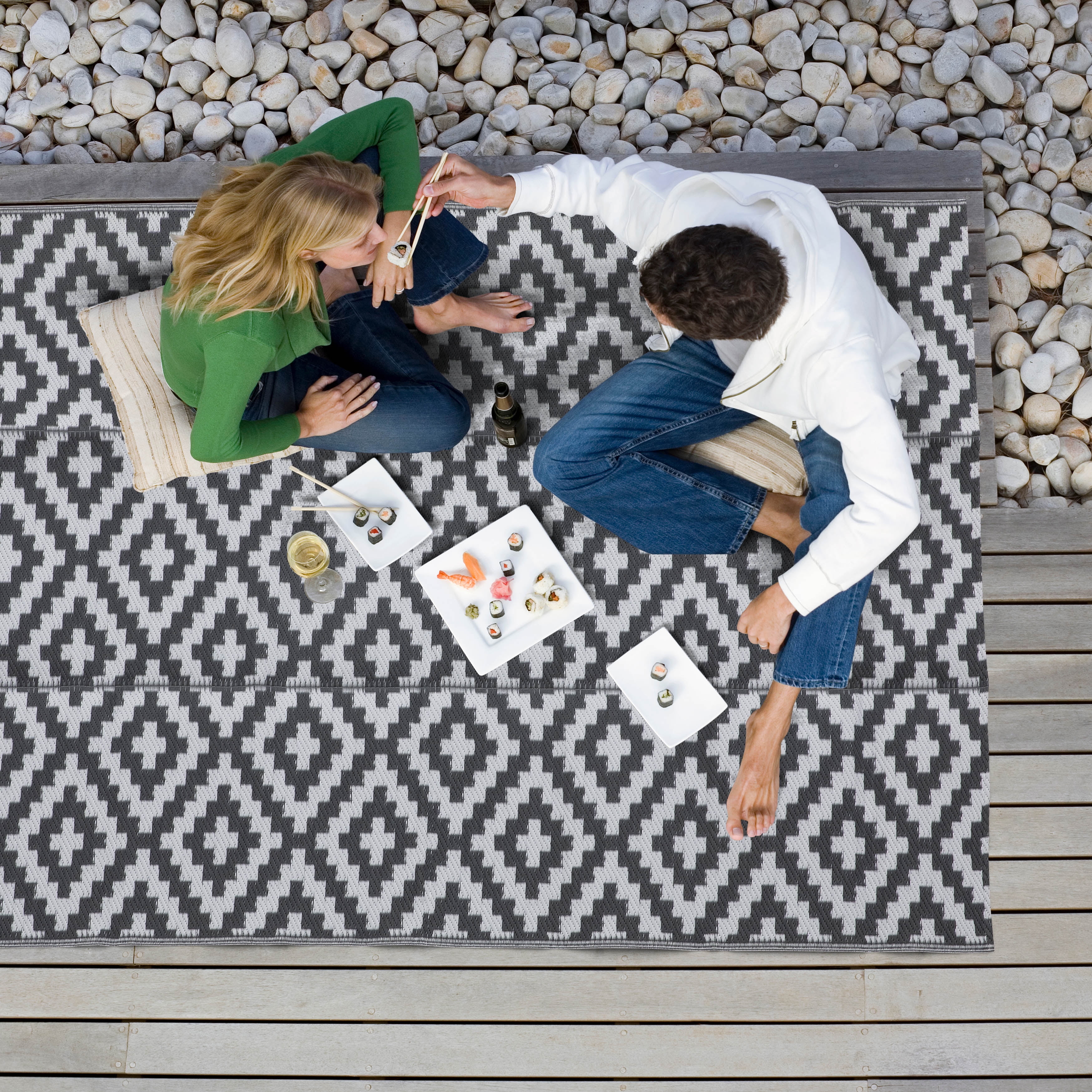 Gray and White Geometric Reversible Outdoor Rug, 6' x 9'