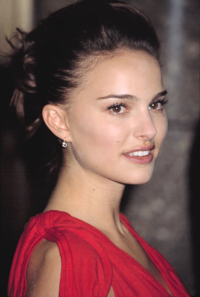 Natalie Portman At Vh1 Vogue Fashion Awards Canvas Art - (16 x 20)