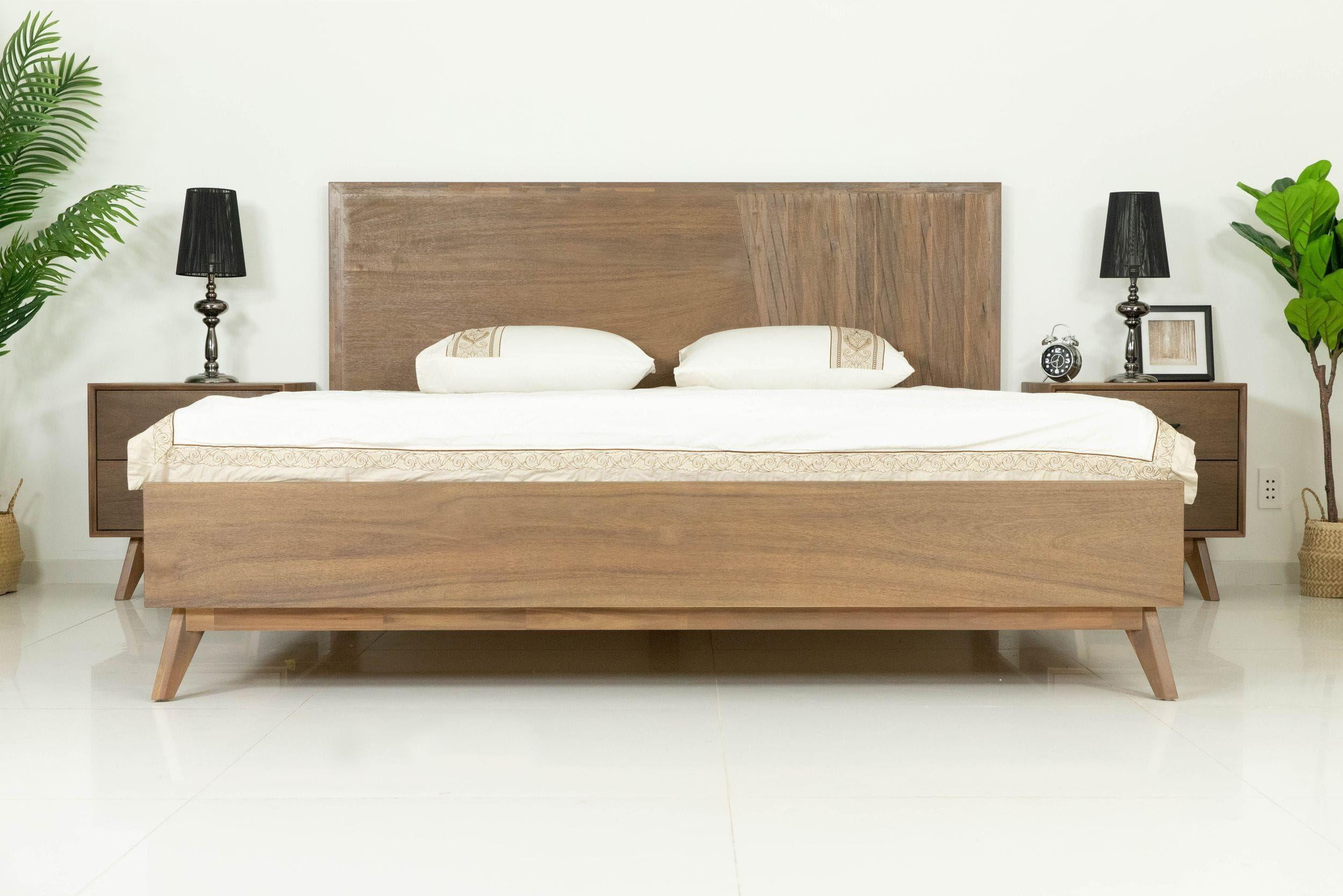Natural Light Mocha Acacia Wood King Platform Bed with Headboard