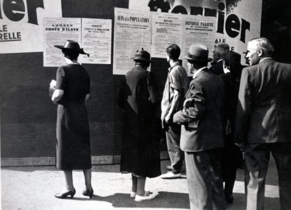Nce Paris Septembre 1939  La Population SAttarde Devant Les Affiches De Mobilisation Generale Coll Canvas Art -  (36 x 24)