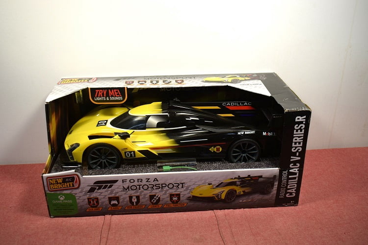 New Bright 1:8 Scale Radio Control Cadillac V-Series 4x4 Forza