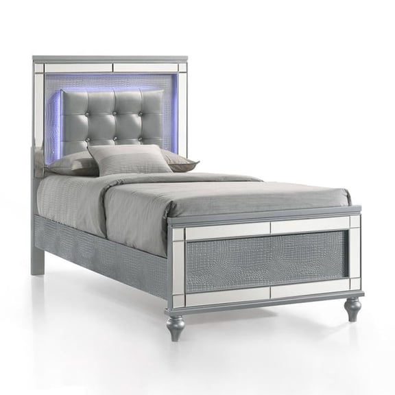 New Classic Furniture Contemporary Solid Wood 3/3 Twin Bed in Silver