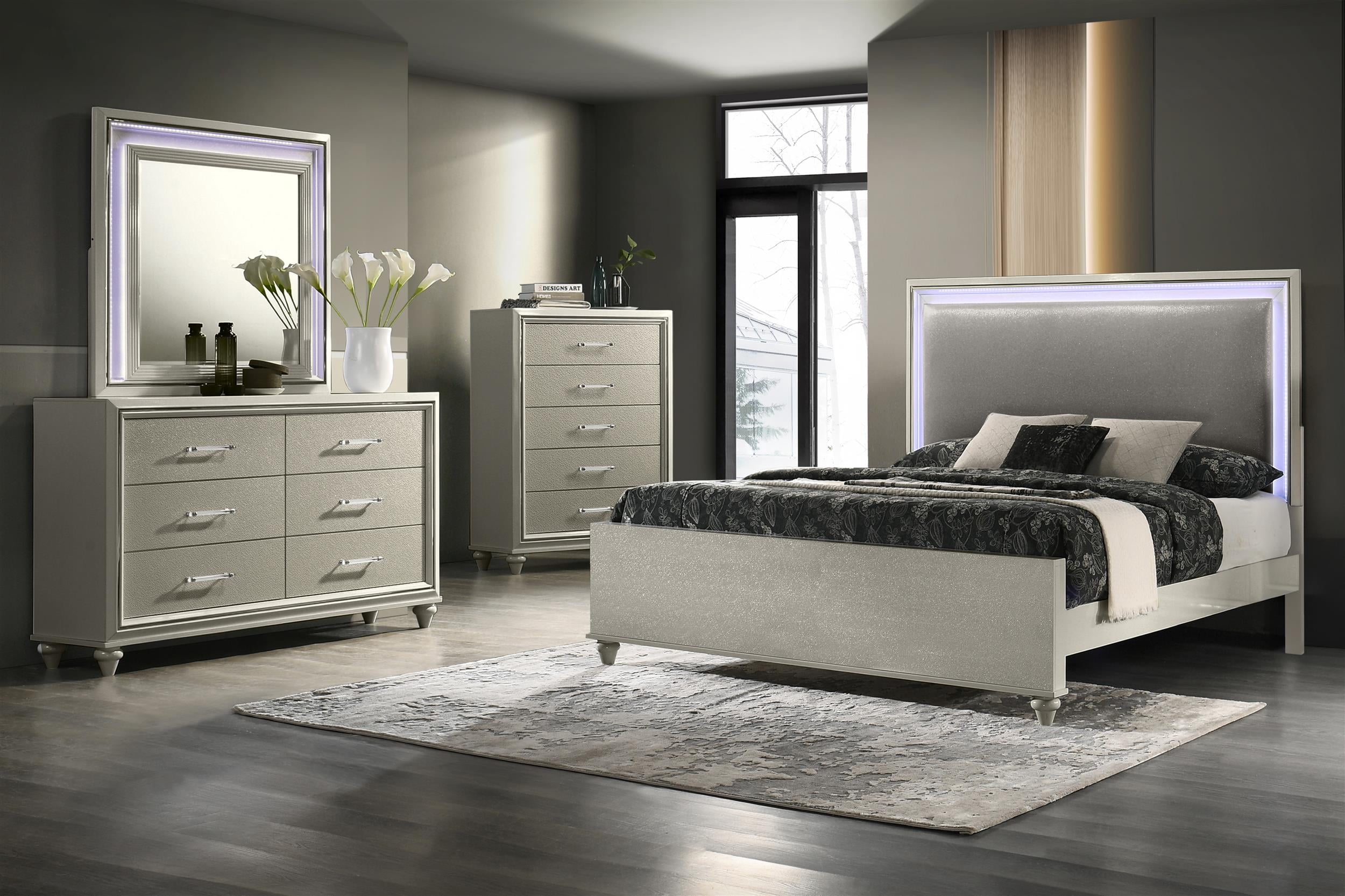 New Classic Furniture Lumina 4-Pc Wood Western King Bedroom Set in Silver Gray