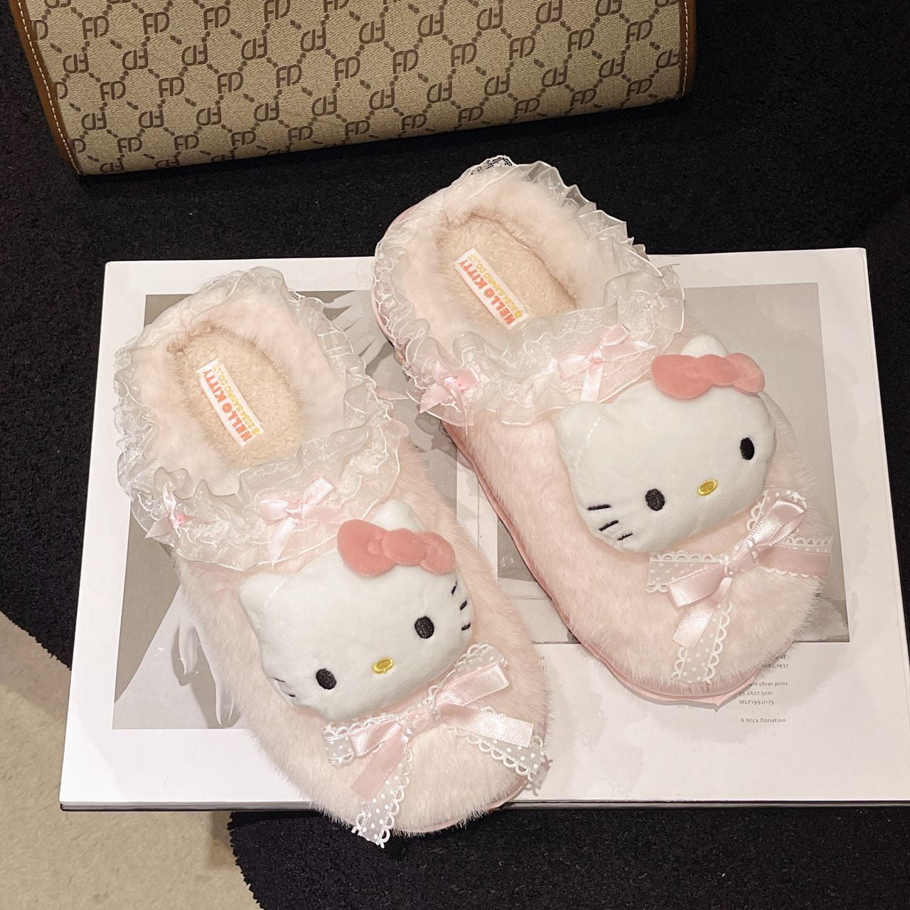 New Lace-edge Cute Hello Kitty Plush Slippers Women's Sweet New Lace-edge Cute Hello Kitty Plush Slippers Women's Sweet