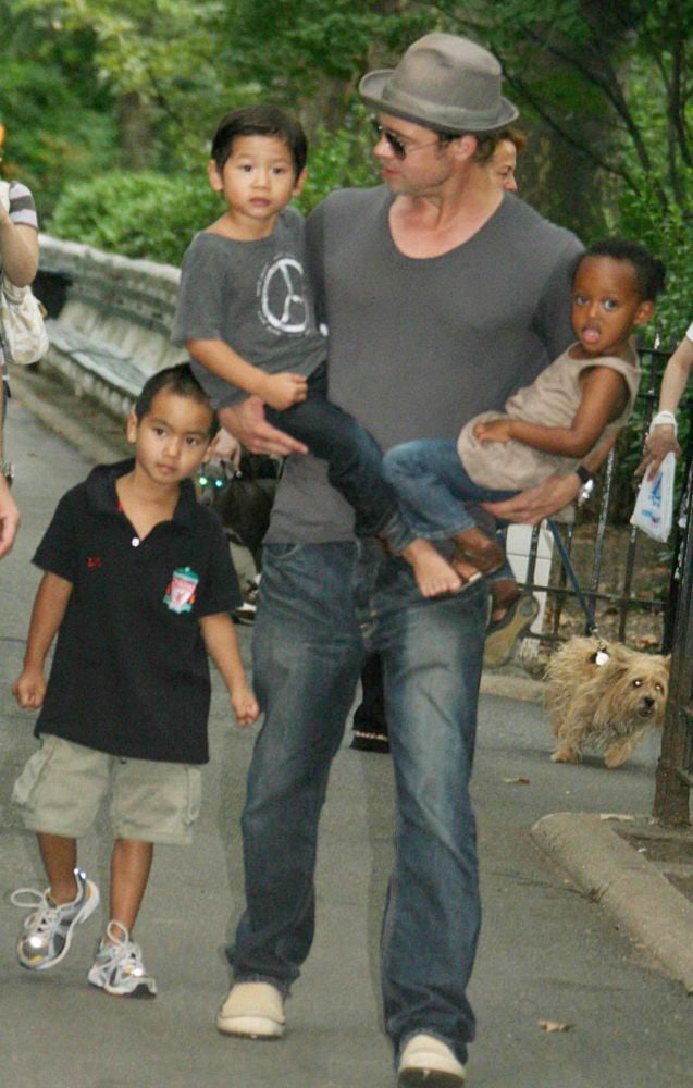 New York, NY 8-26-07 Brad Pitt leaving the playground with his kids