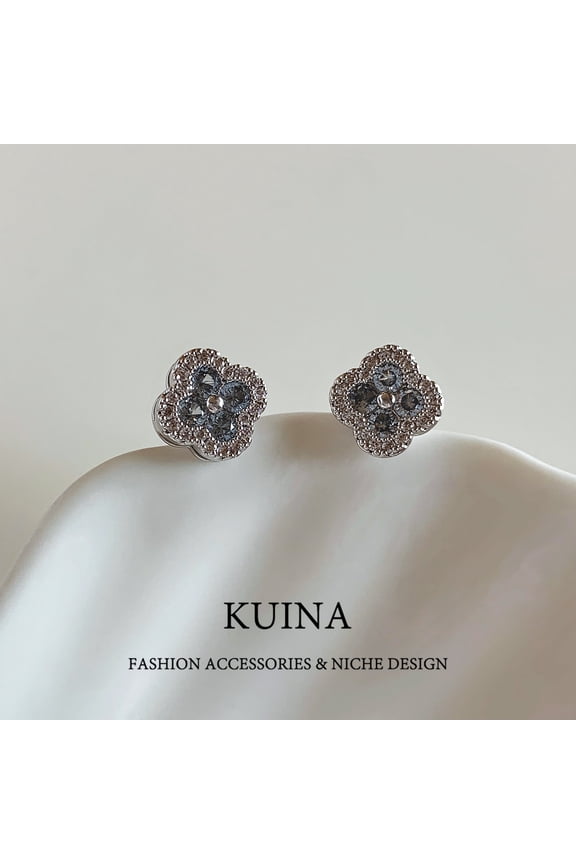 New explosion models clover earrings light luxury senior sense of temperament atmosphere silver needle earrings female delicate ear jewelry