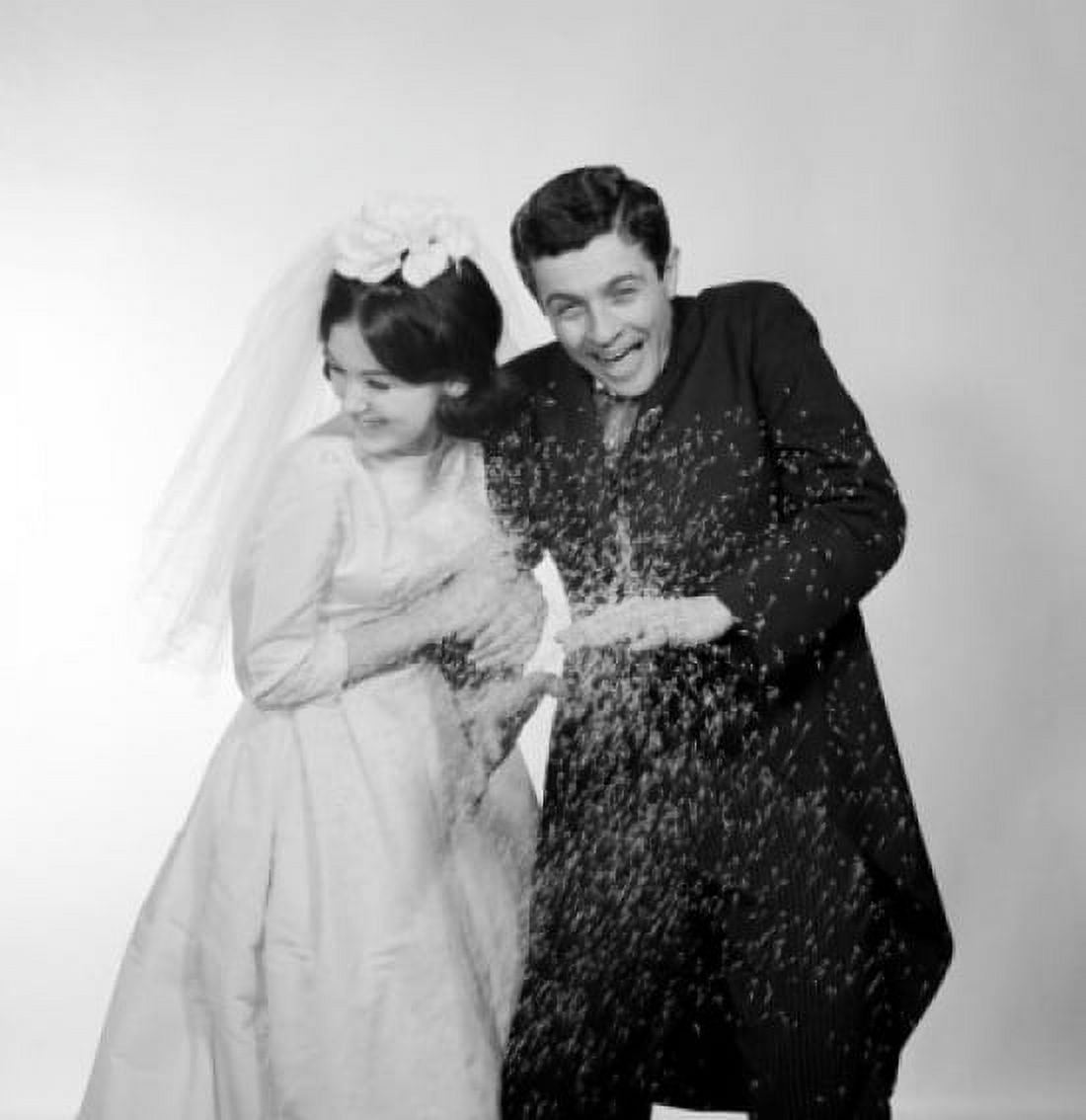 Newly married couple portrait Canvas Art - (18 x 24)