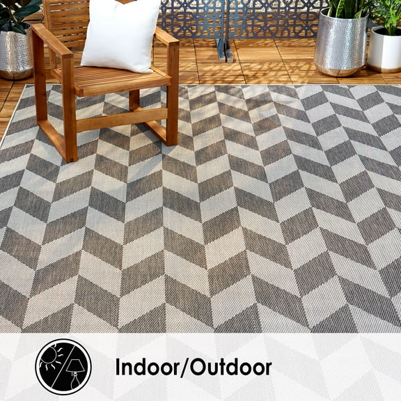 Nicole Miller New York Patio Country Danica Transitional Geometric Indoor/Outdoor Area Rug, Black/Grey, 3'11"x5'2"
