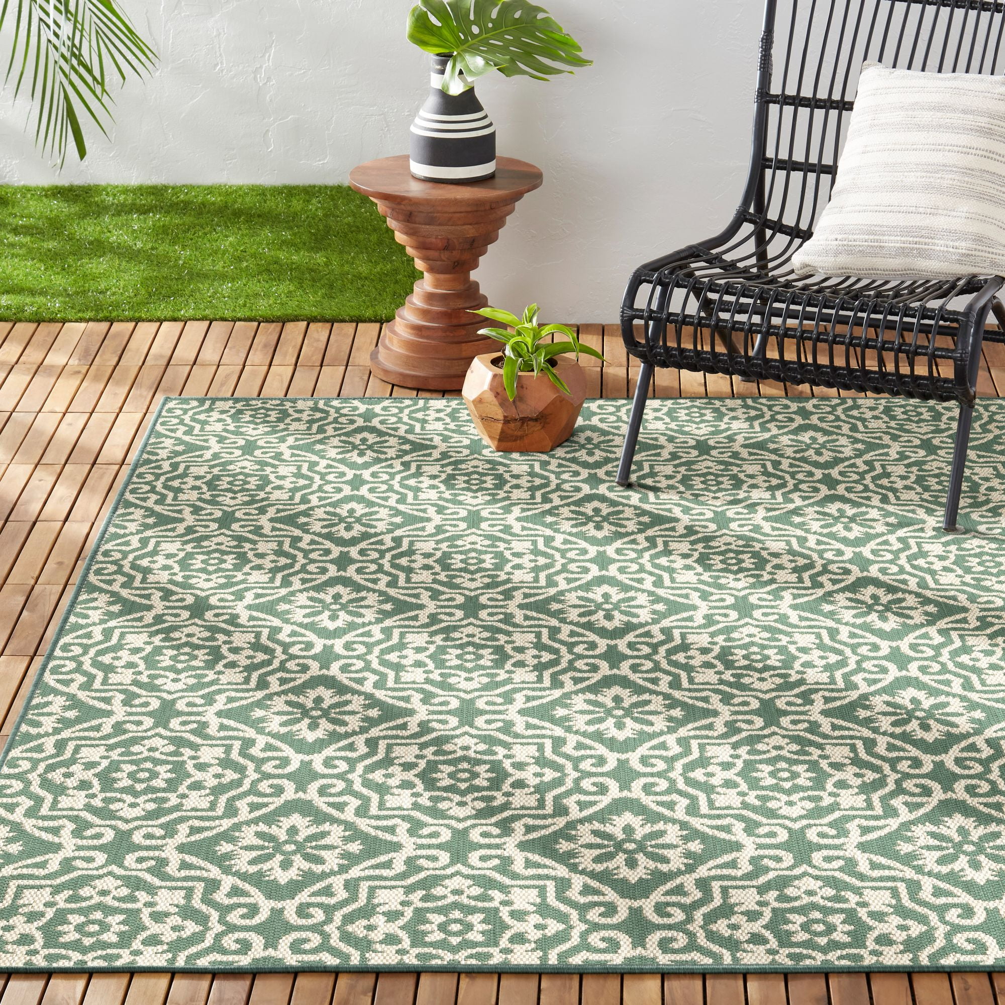 Green and Beige Geometric Synthetic Indoor/Outdoor Area Rug 5'2"x7'2"