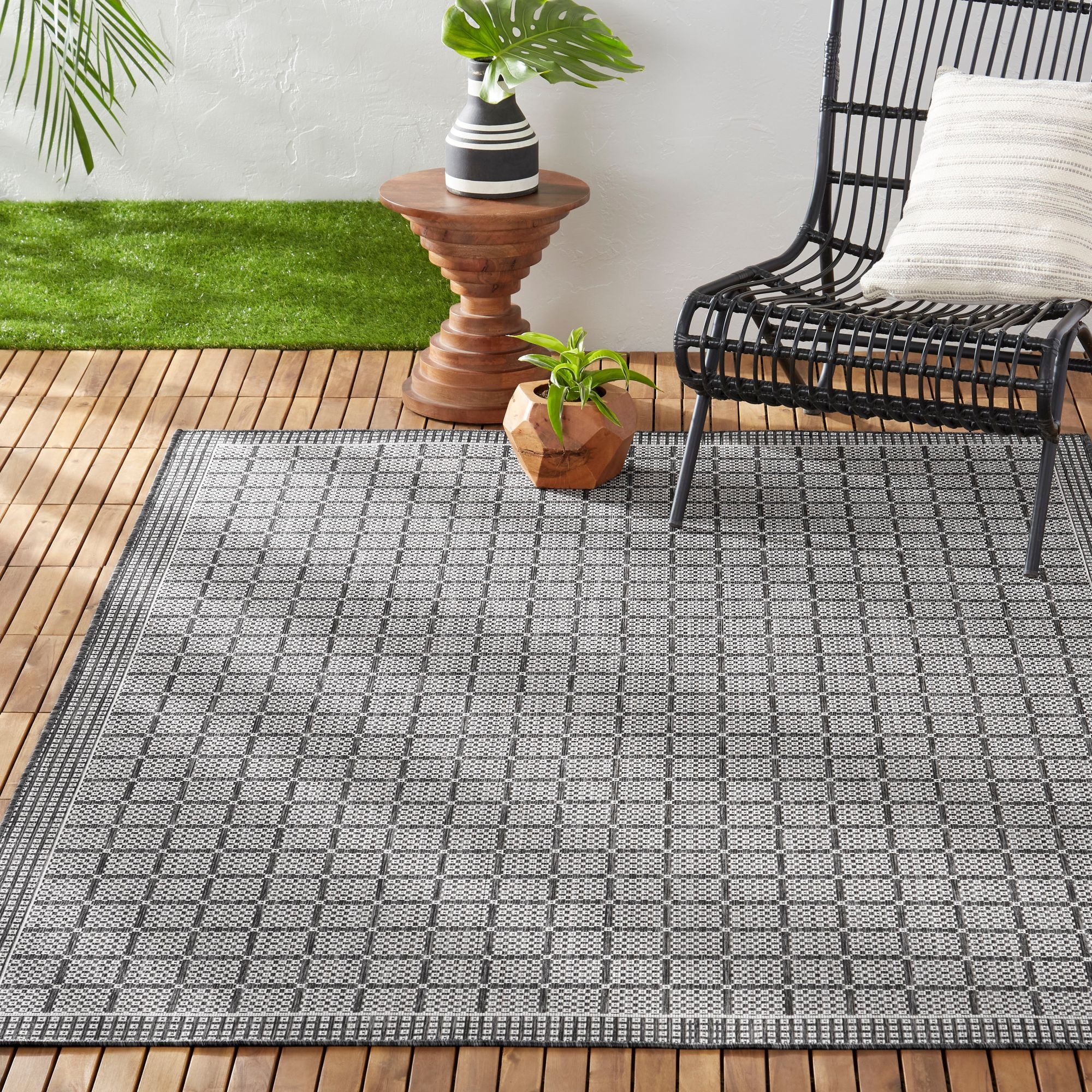 Nicole Miller Black and Gray Geometric Indoor/Outdoor Rug
