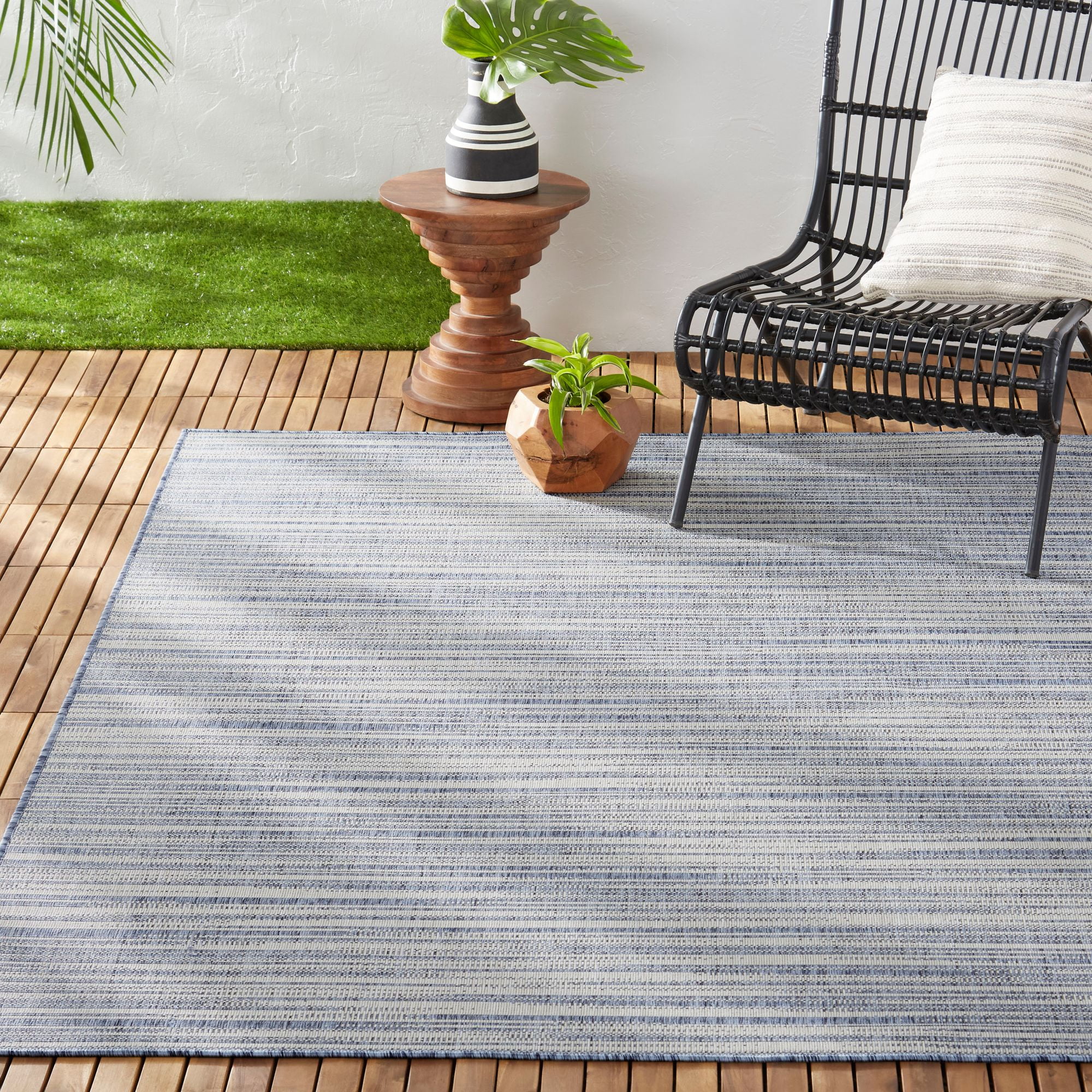 Abstract Blue and Beige Indoor/Outdoor Synthetic Area Rug, 5'2"x7'2"