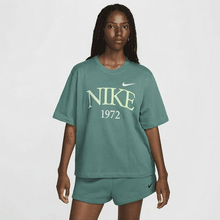 Nike tshirt women store