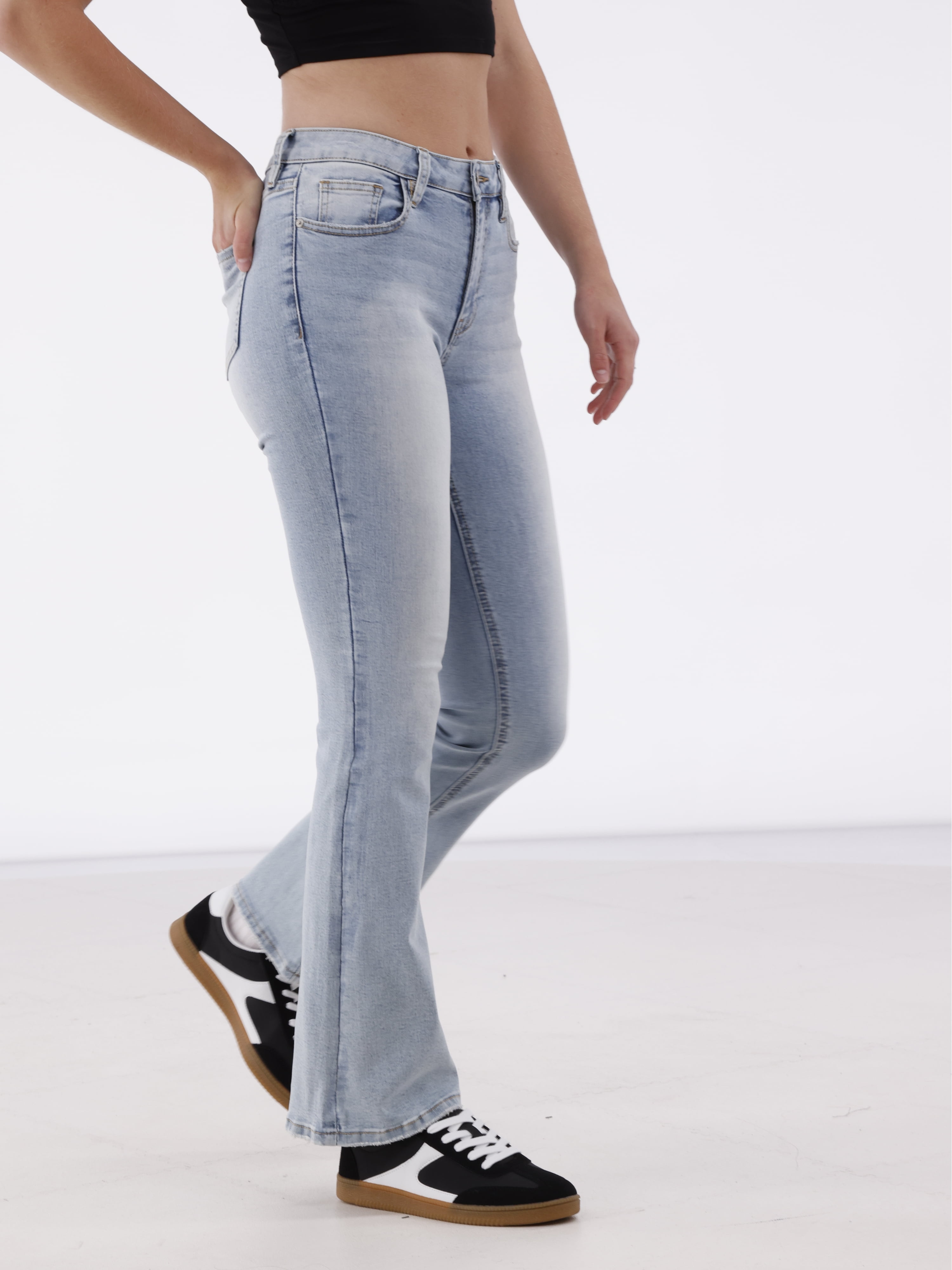 No Boundaries Mid Rise Flare Jeans, 32” Inseam, Women’s and Women’s