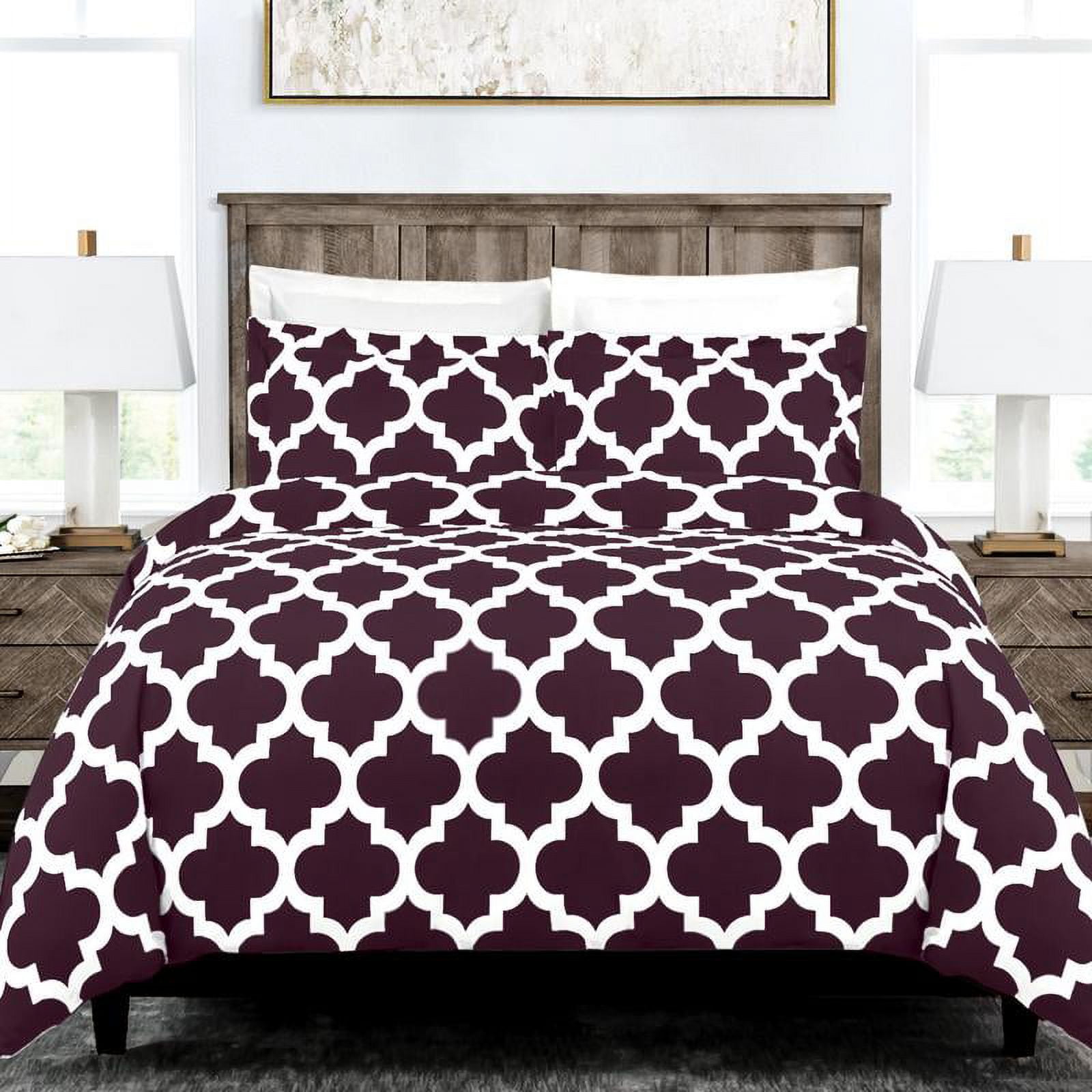 Noble Linen's 3 Piece Duvet Cover Set with Quatrefoil Pattern