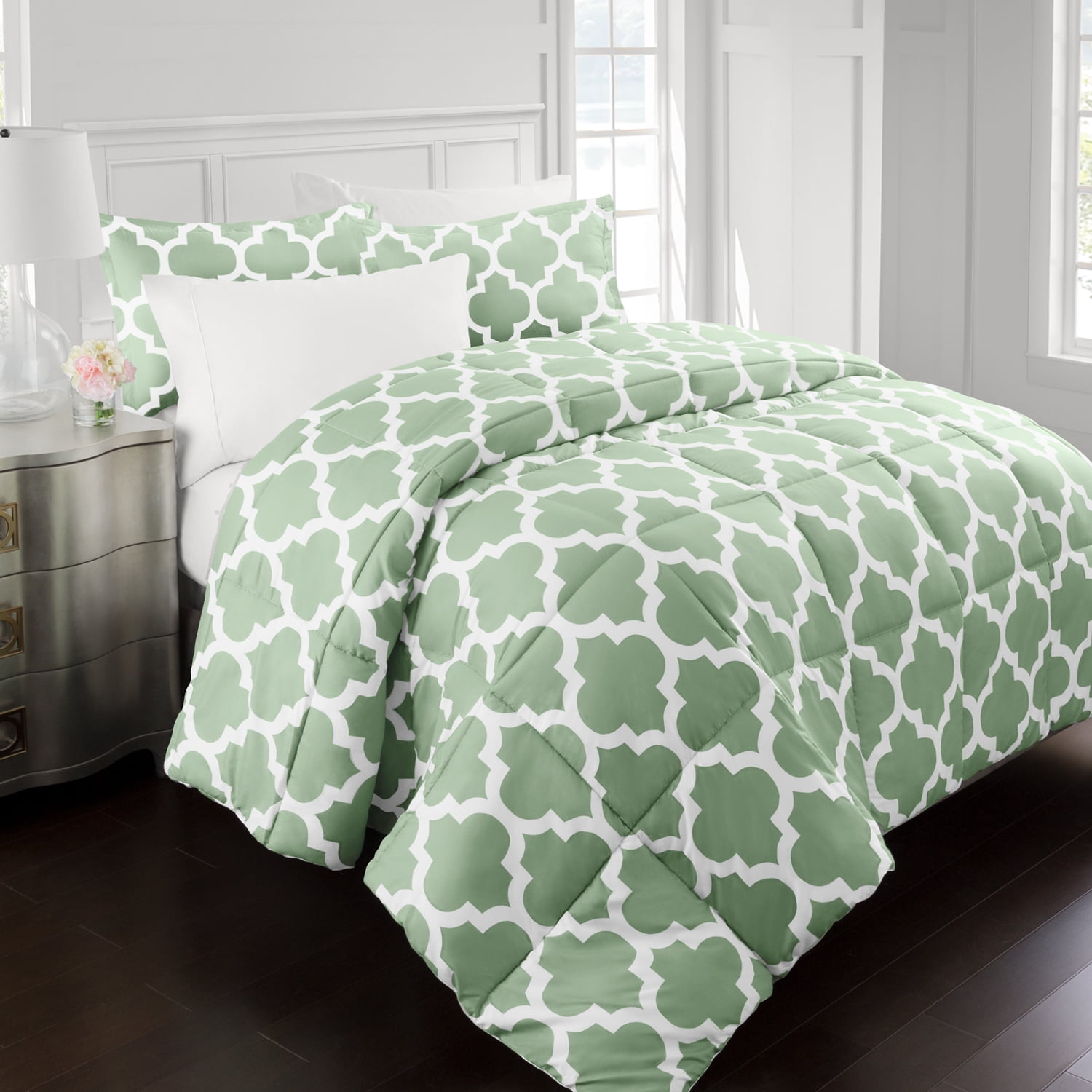 Noble Linen's Goose Down Alternative Comforter with Quatrefoil Pattern
