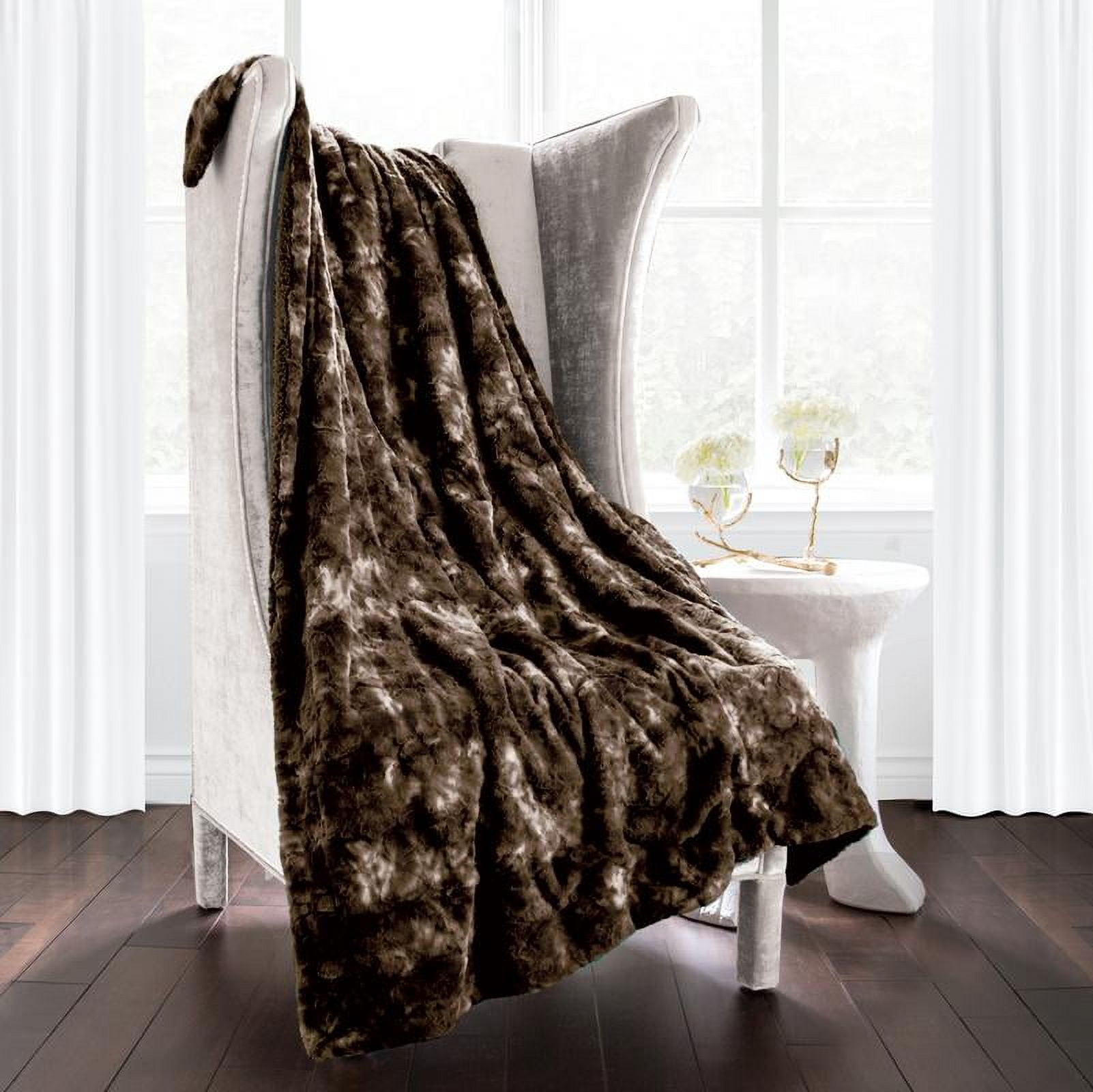 Noble Linen's Plush Faux Fur Throw