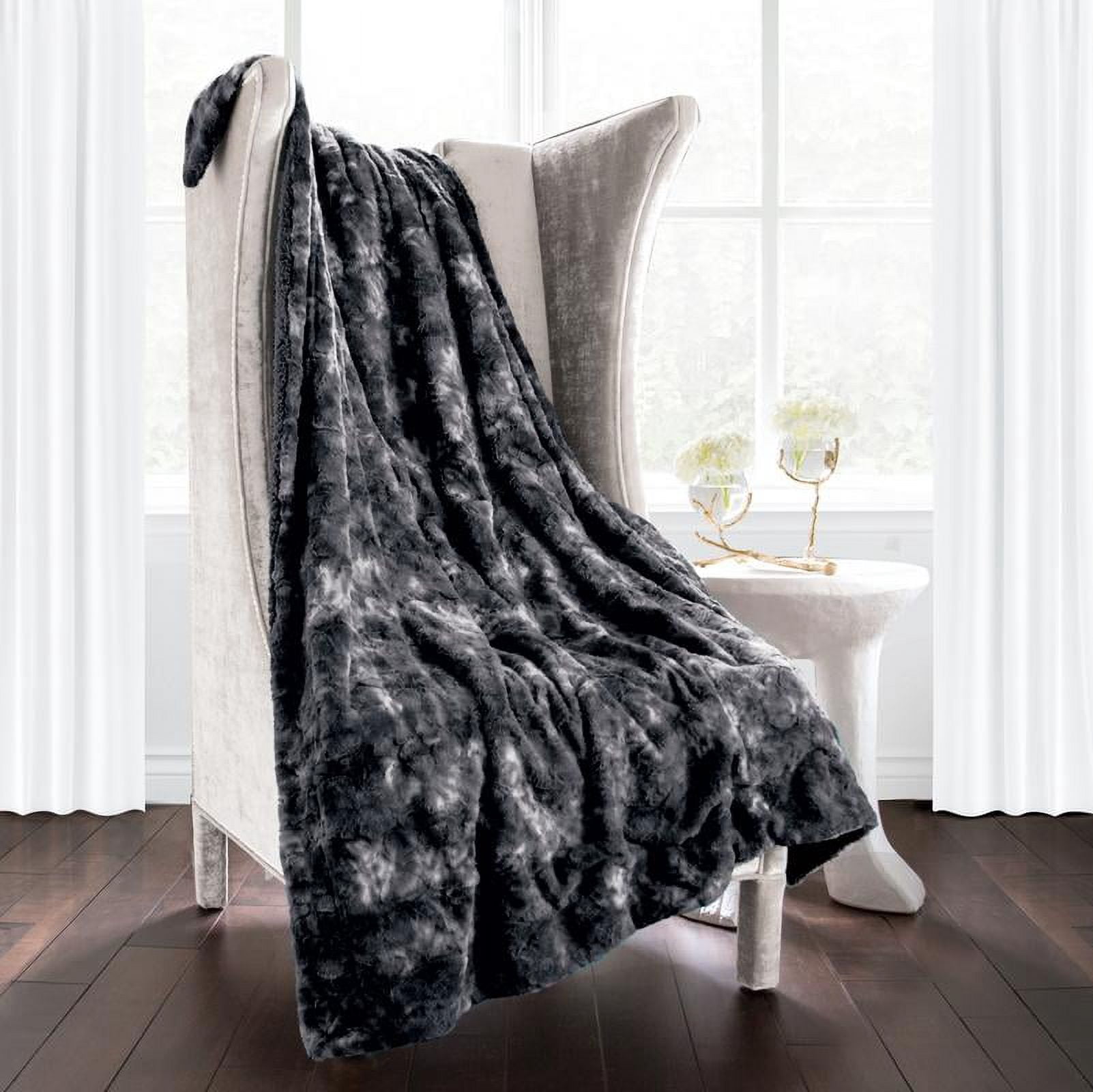 Noble Linen's Plush Faux Fur Throw