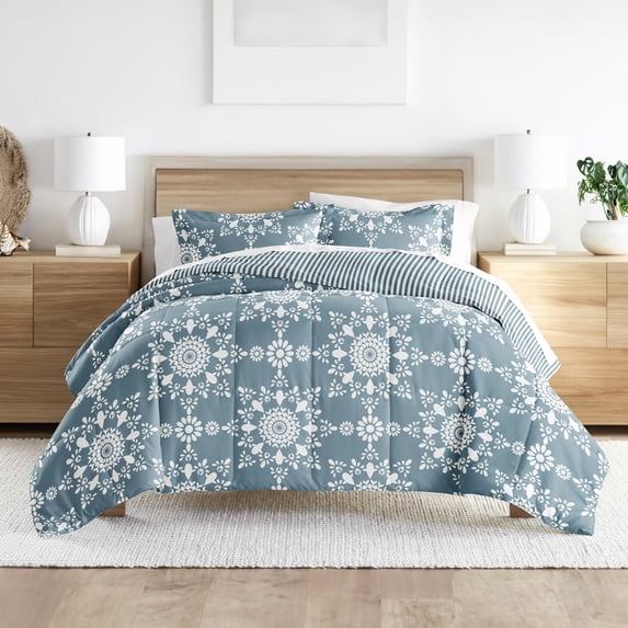 Noble Linens 2-Piece Light Blue Daisy Medallion Reversible Print Comforter Set, Twin/TwinXL