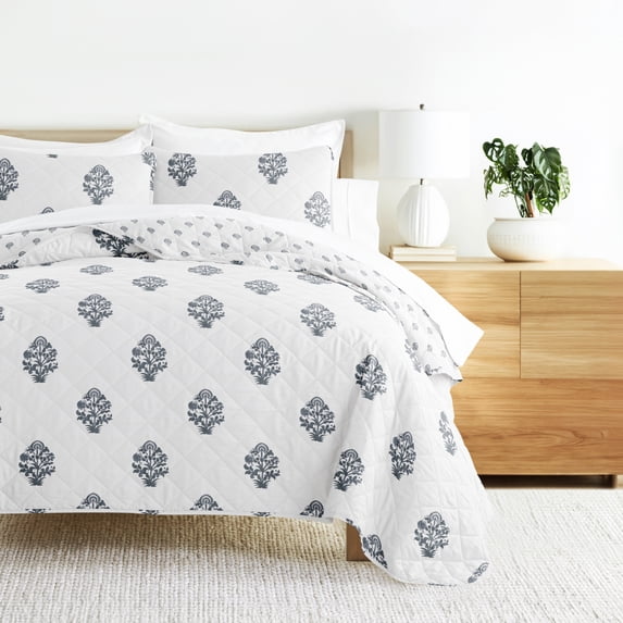 Noble Linens 3-Piece Dusk Blue Stamped Bloom Reversible Quilt Set, Queen