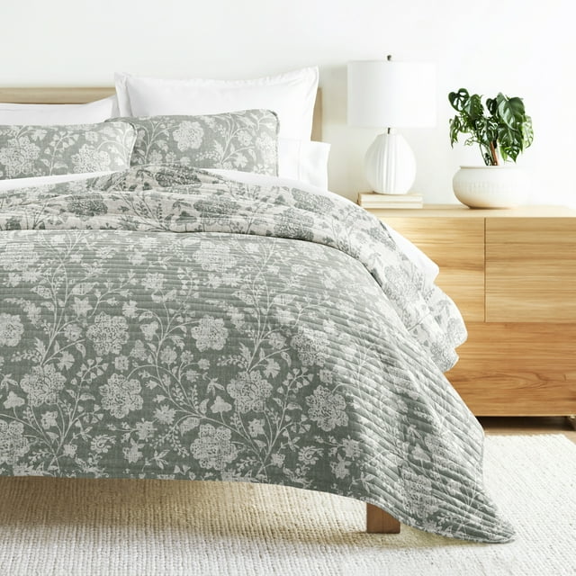 Noble Linens 3-Piece Eucalyptus Textured Floral Reversible Quilt Set, King