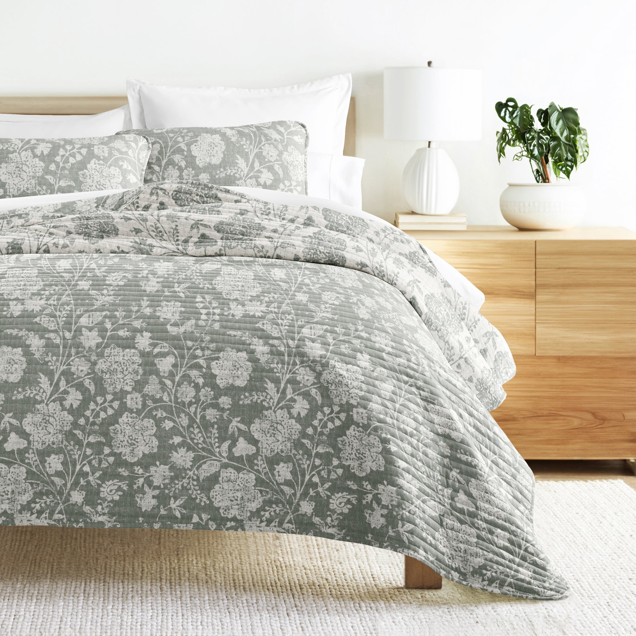 Noble Linens 3-Piece Eucalyptus Textured Floral Reversible Quilt Set, Queen