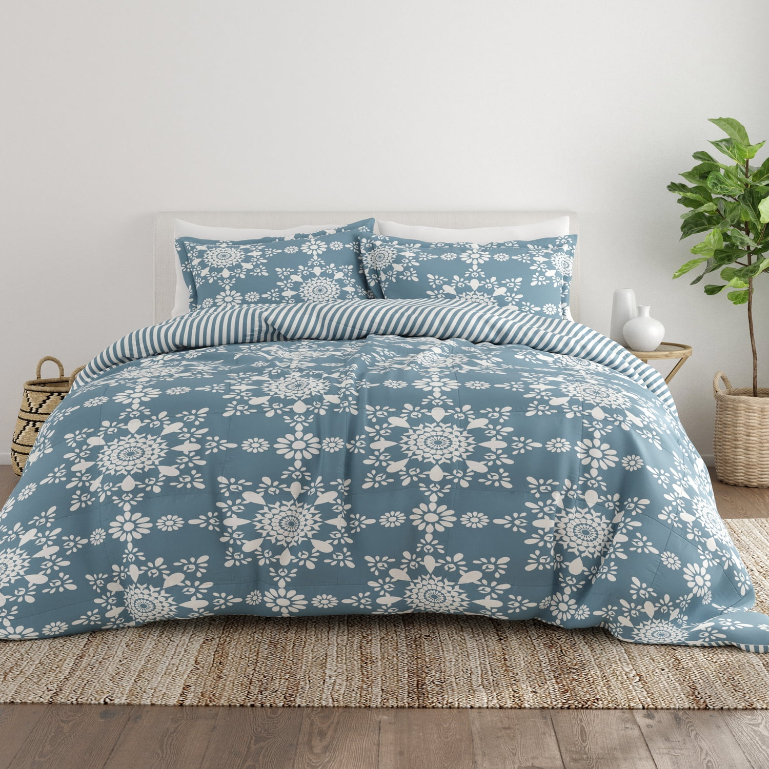 Noble Linens 3-Piece Light Blue Daisy Medallion Reversible Print Comforter Set, King/CalKing