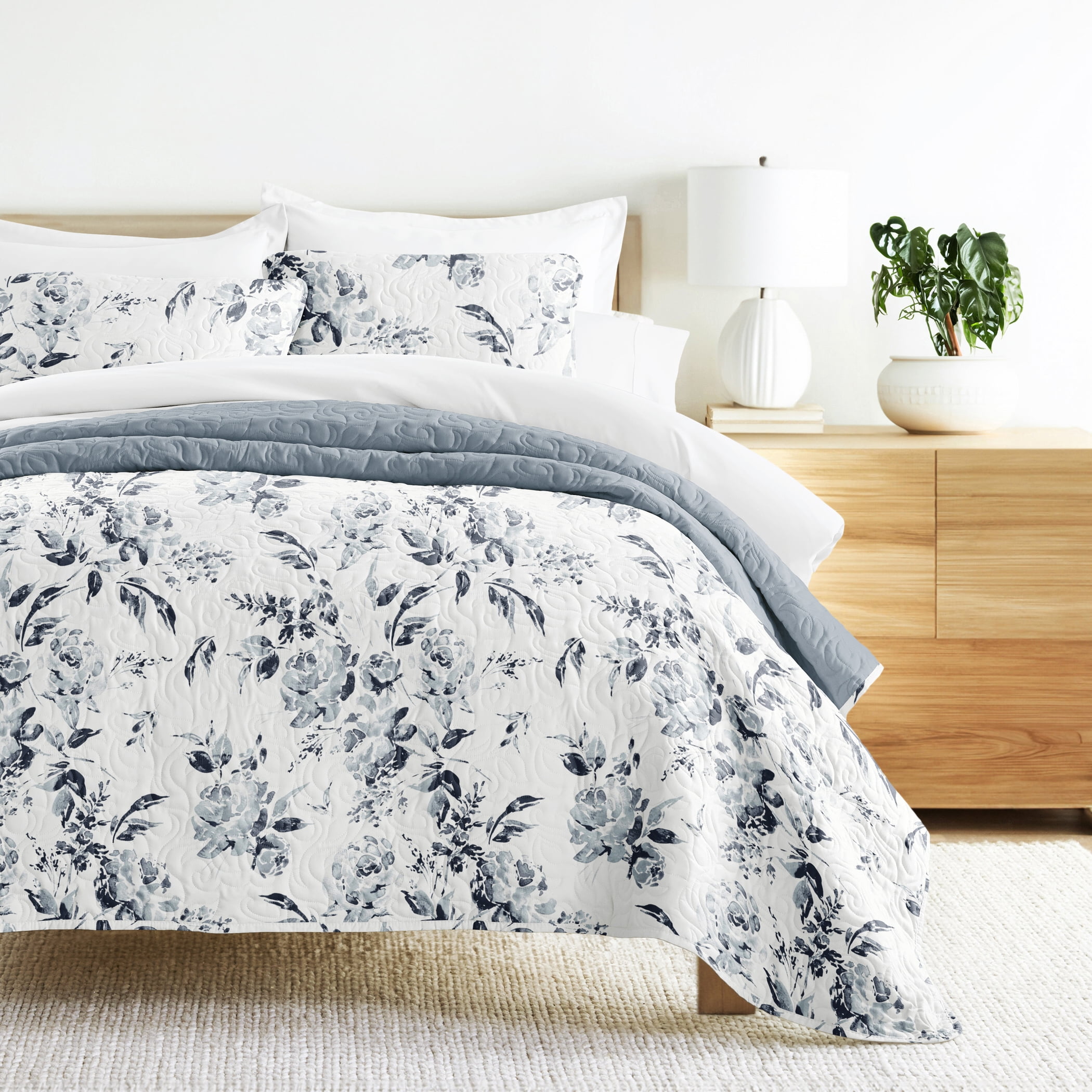 Noble Linens 3-Piece Light Blue Rose Garden Reversible Quilt Set, Twin