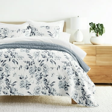 Noble Linens 3-Piece Light Blue Rose Garden Reversible Quilt Set, Twin