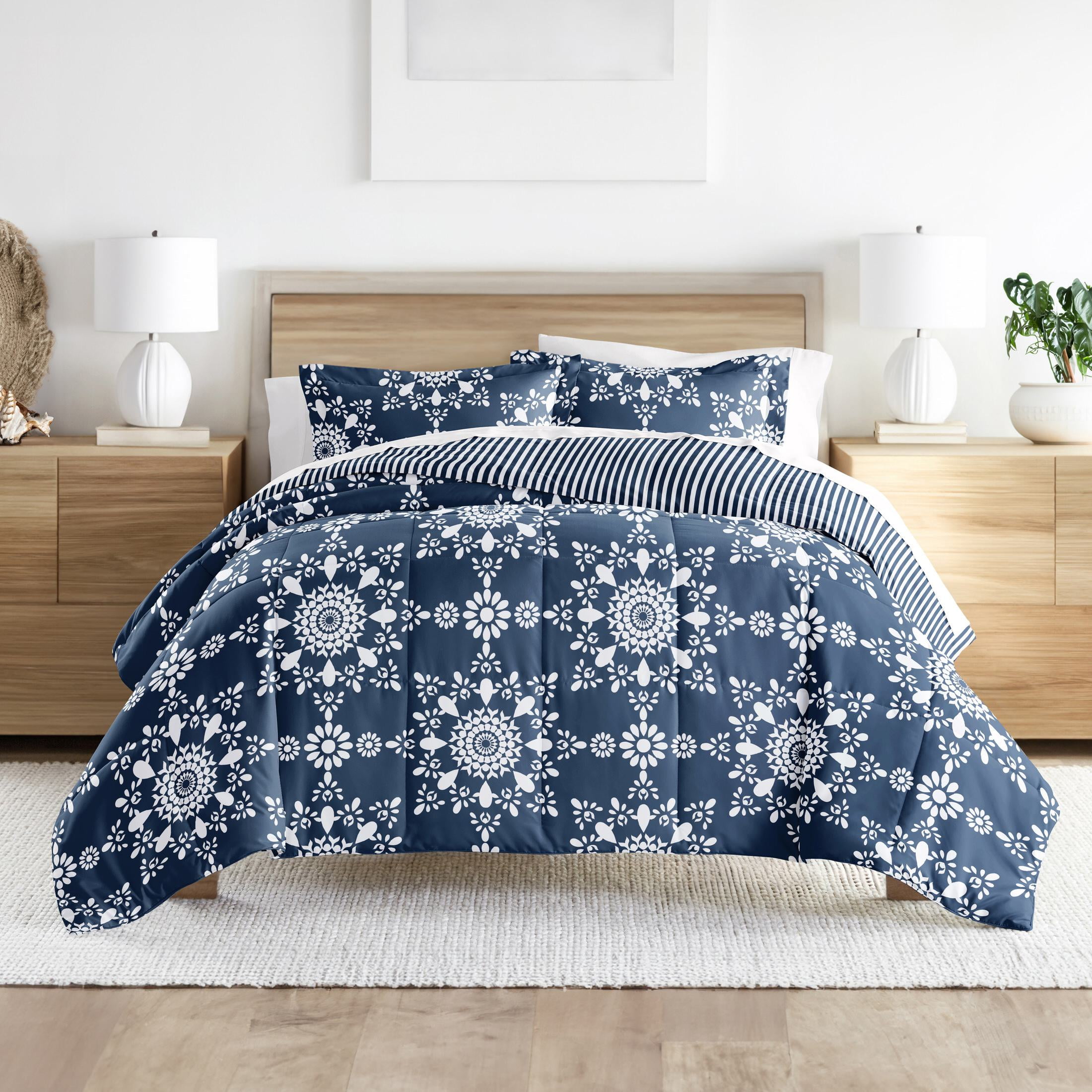 Noble Linens 3-Piece Navy Daisy Medallion Reversible Print Comforter Set, Full/Queen