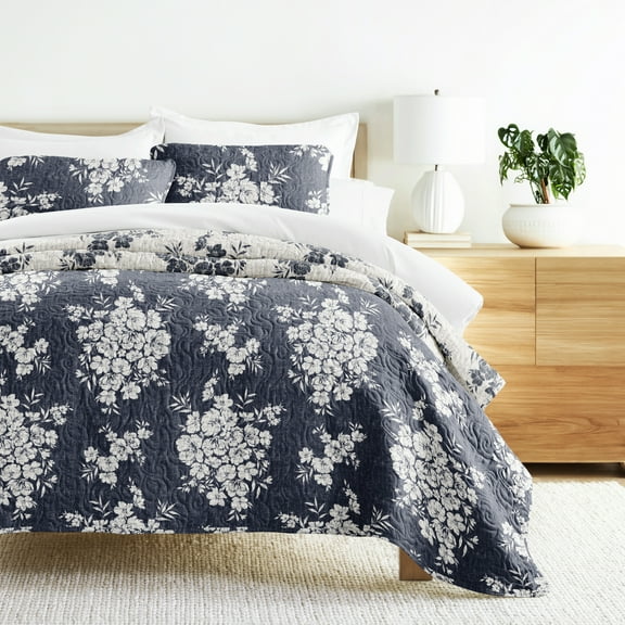 Noble Linens 3-Piece Navy Distressed Bouquet Reversible Quilt Set, Queen