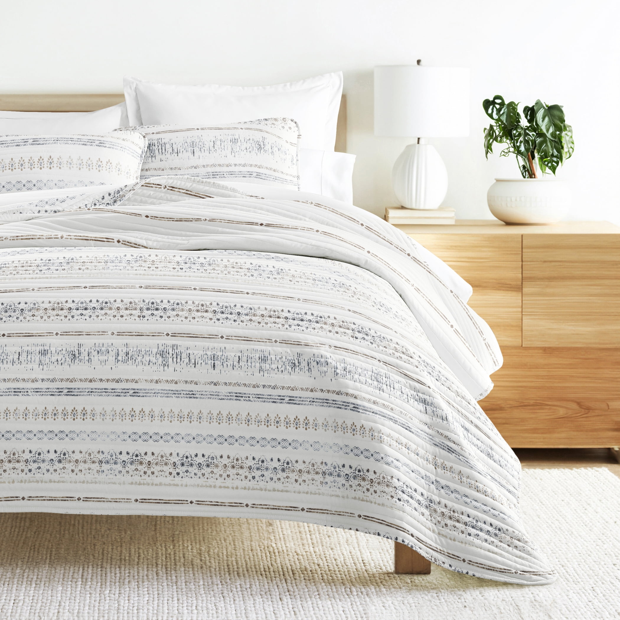 Noble Linens 3-Piece Taupe Relic Taupe Reversible Quilt Set, Queen