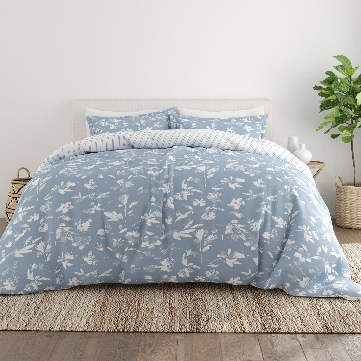 Light Blue and White Floral Pattern Reversible Queen Duvet Cover Set