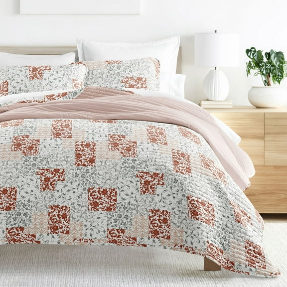Noble Linens Blush 3 Piece Scrolled Patchwork Reversible Microfiber Quilt Set, King / CalKing